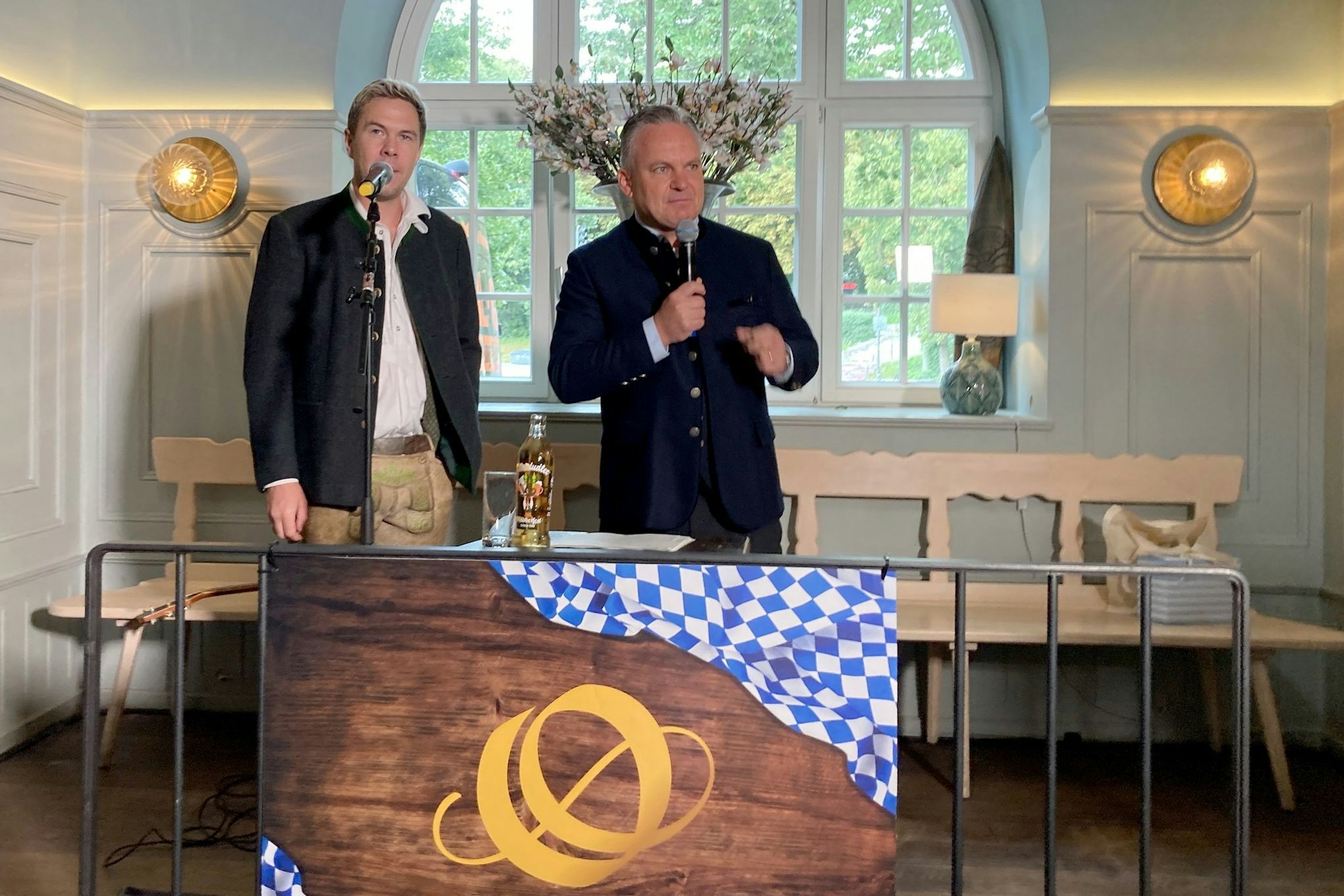 Der Liedermacher Oimara alias Beni Hafner und Wiesn-Chef Christian Scharpf (SPD) freuen sich auf die Wiesn.