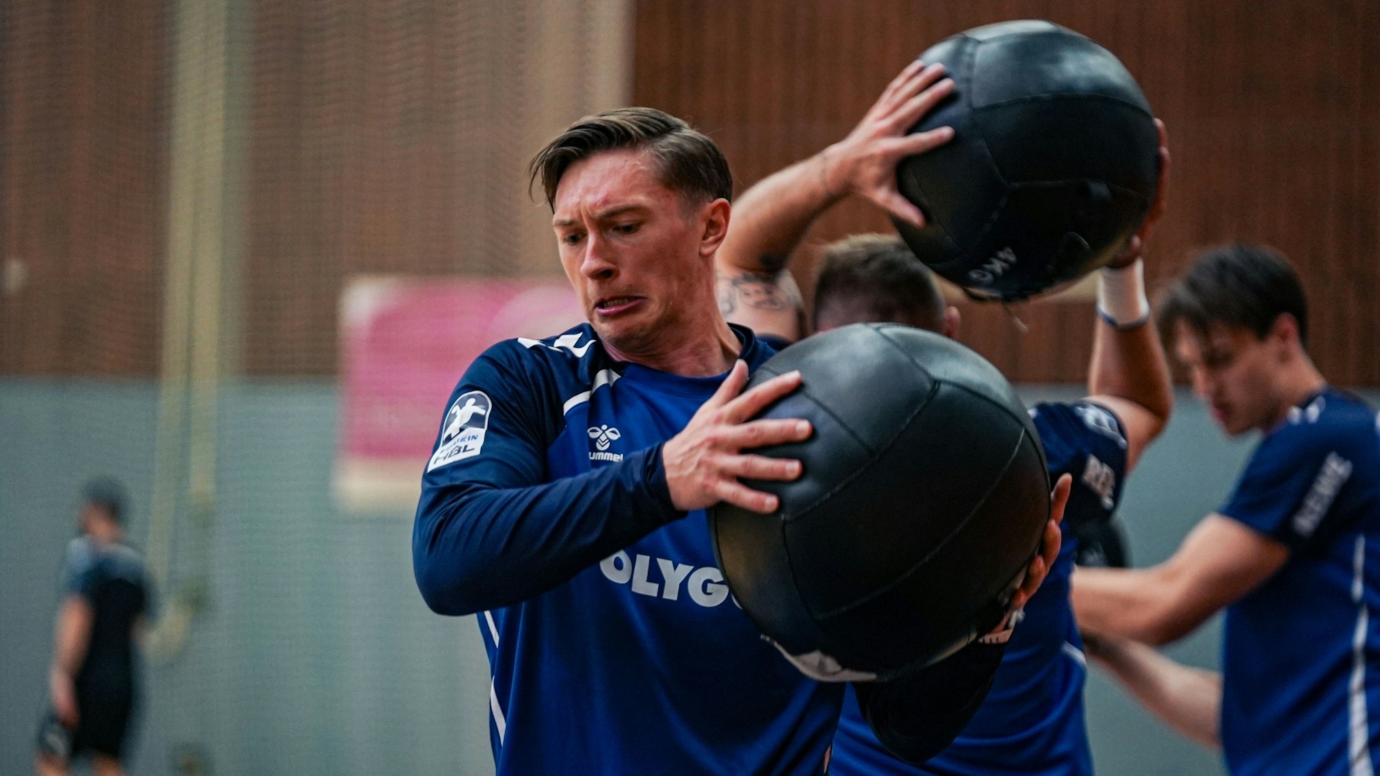 Ole Pregler stemmt einen Medizinball in die Höhe.
