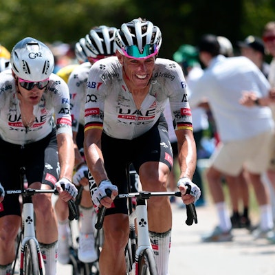 Das Foto zeigt einen Radprofi auf der 18. Etappe der Tour de France, der die Führungsarbeit vor seinen Teamkollegen macht.
