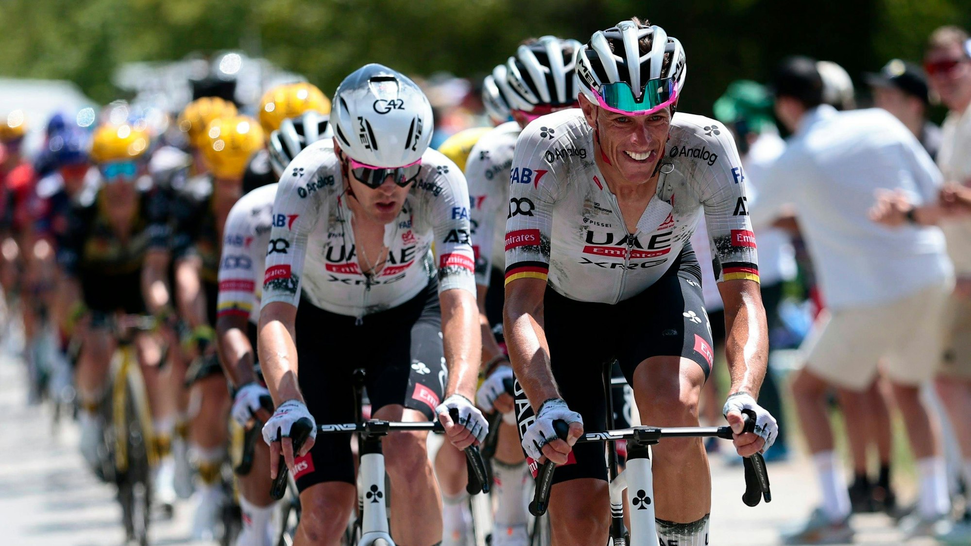 Das Foto zeigt einen Radprofi auf der 18. Etappe der Tour de France, der die Führungsarbeit vor seinen Teamkollegen macht.