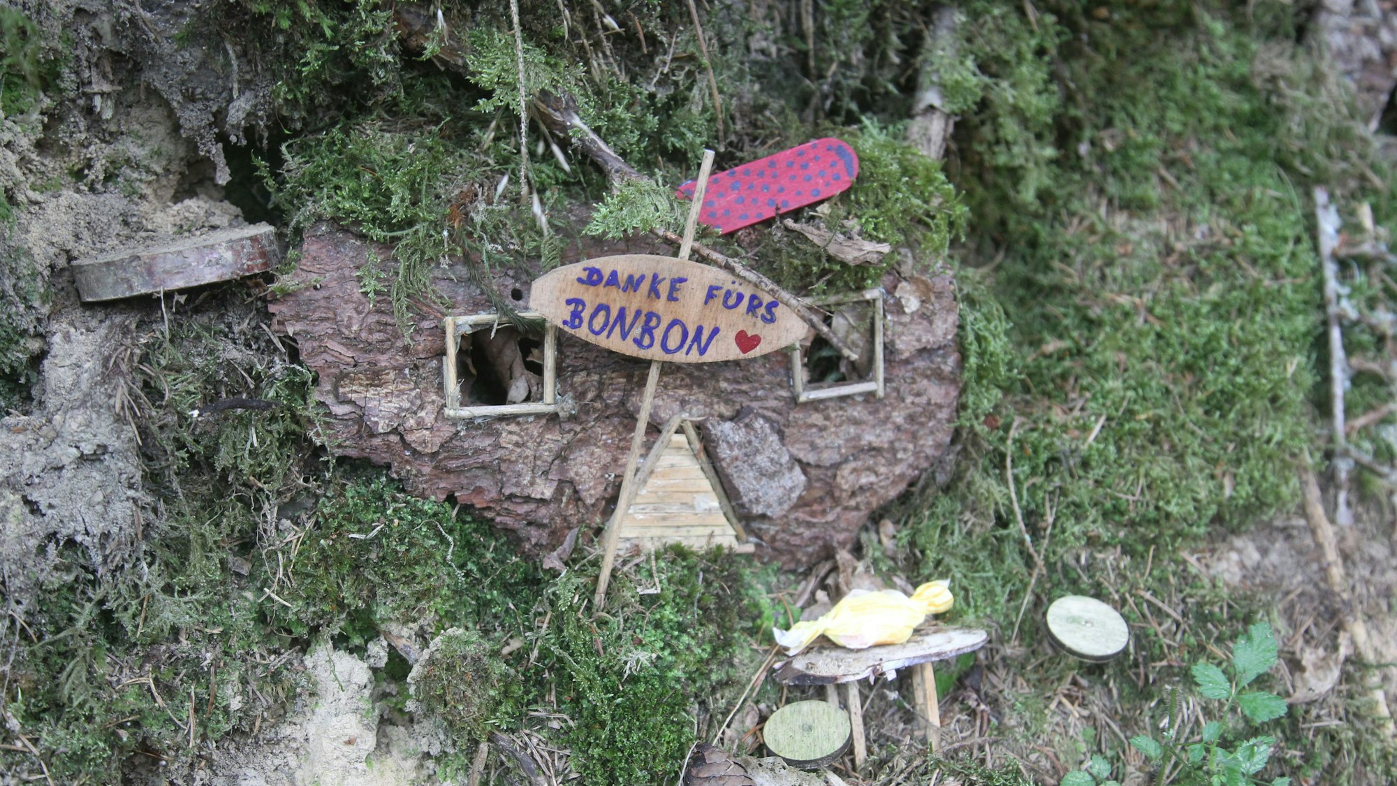 In einem Wichteldorf gibt es eine Ablagestelle für Bonbons.