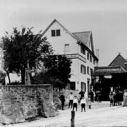 Vor dem Gasthaus „Zur Burg“ stehen die drei Töchter des Betreibers Heinrich Büchel.
