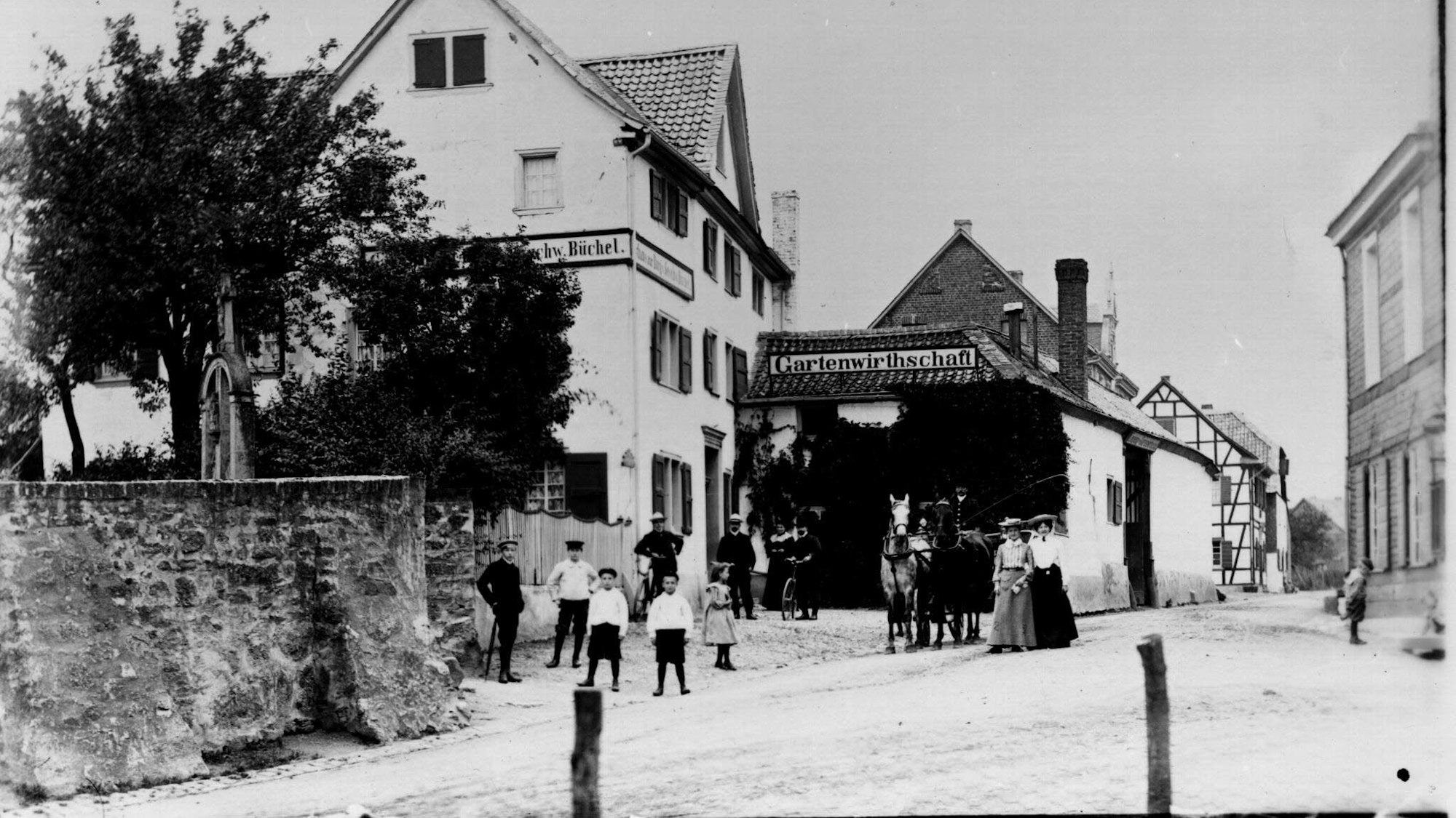 Vor dem Gasthaus „Zur Burg“ stehen die drei Töchter des Betreibers Heinrich Büchel.
