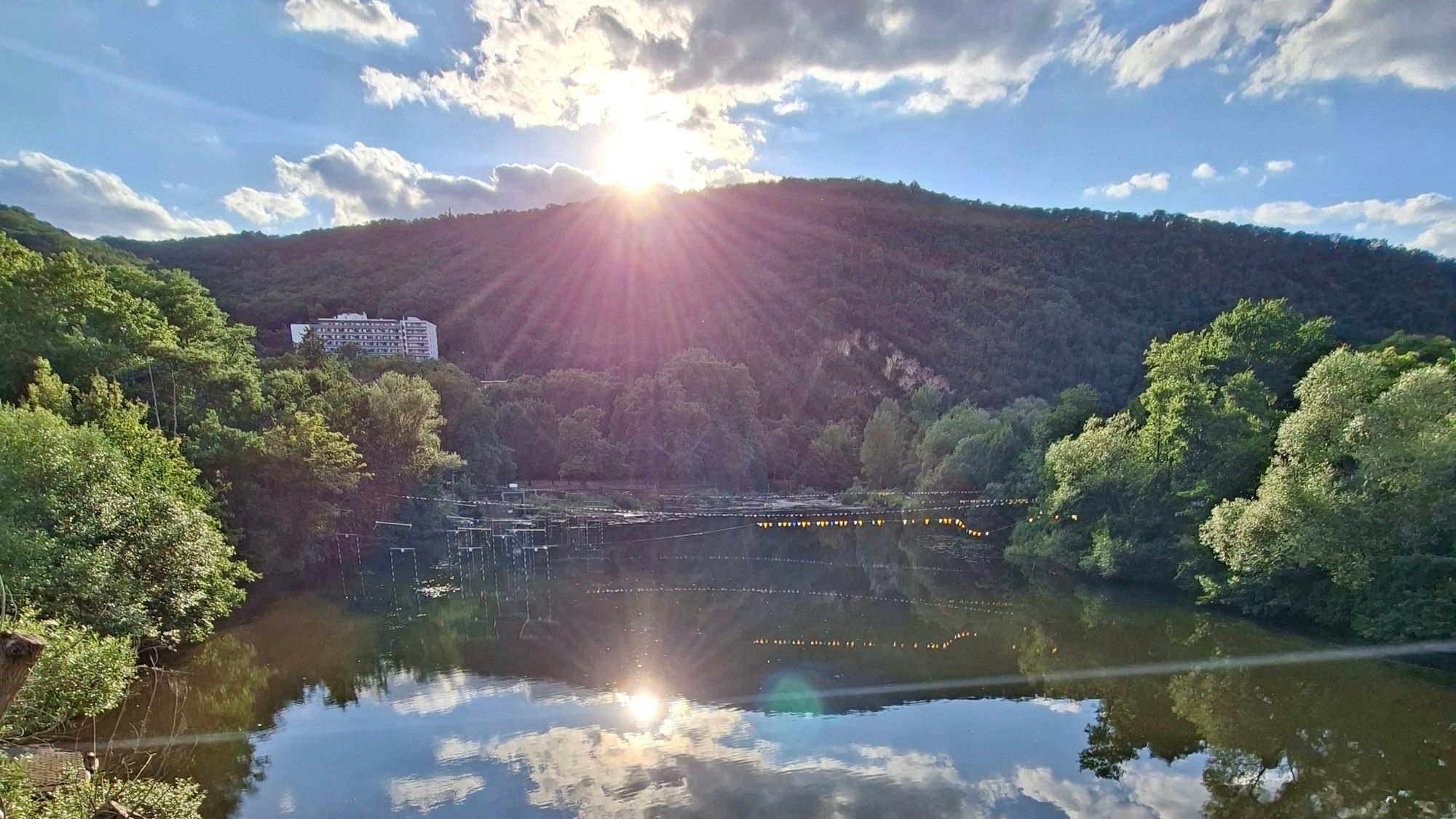 Sonne und Wolken spiegeln sich in Bad Kreuznach im Wasser.
