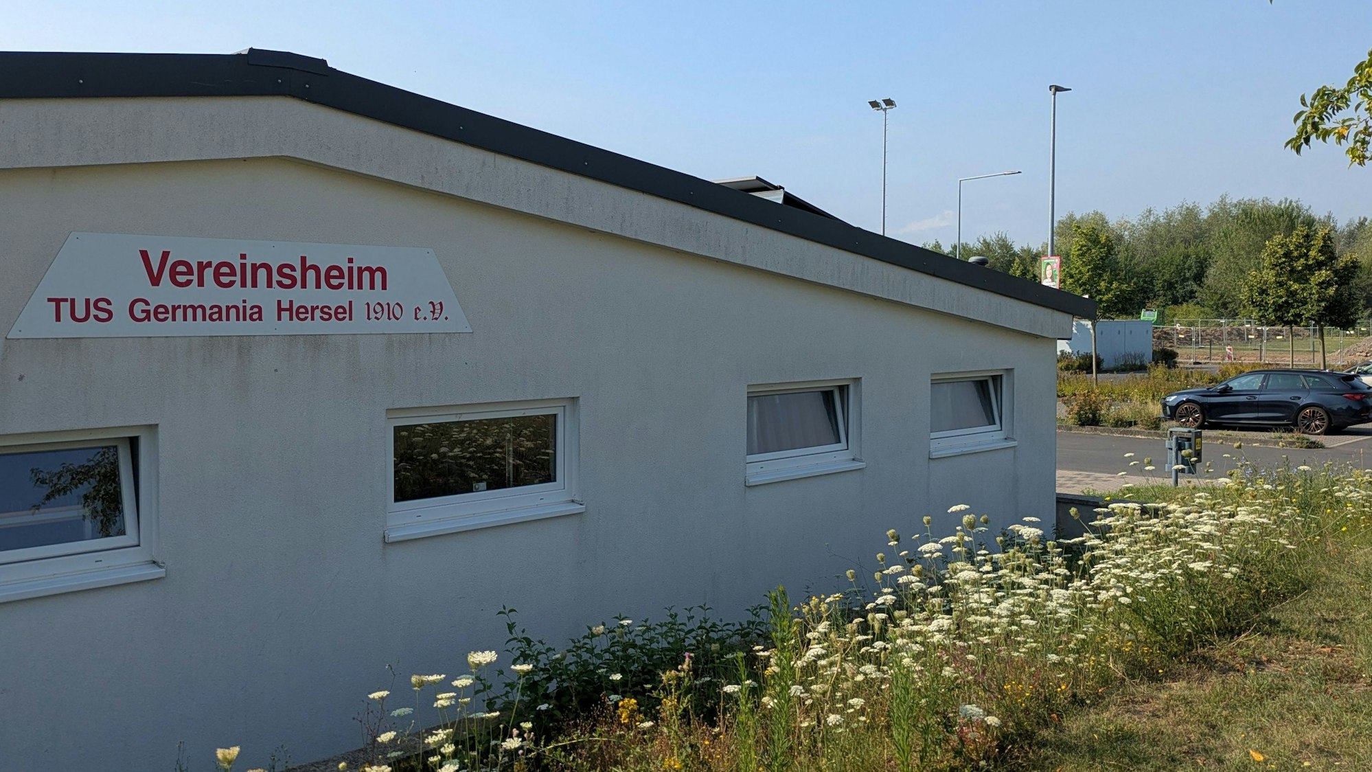 Der Parkplatz an der Sportanlage in Hersel würde für die Sportwoche benötigt, dort wird aber ab Montag Baumaterial gelagert.