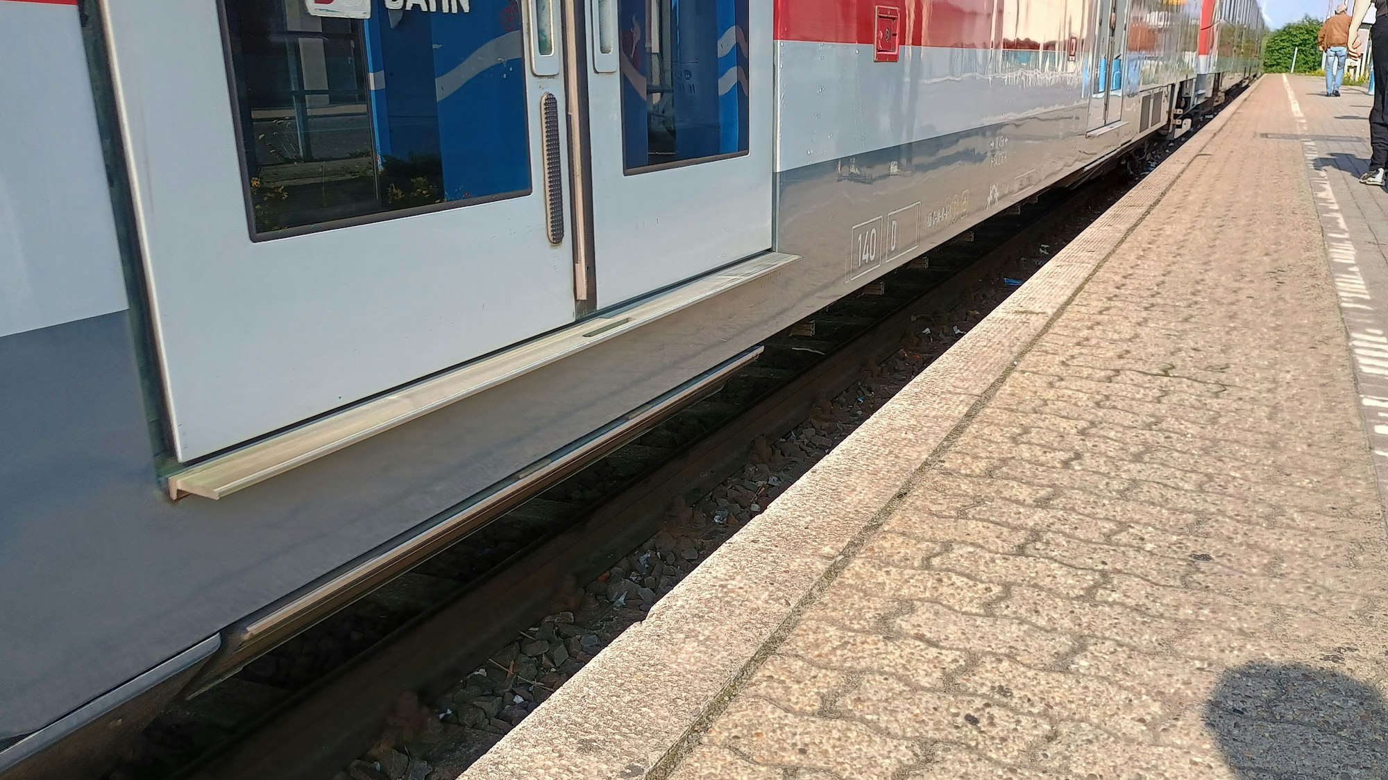 Das Bild zeigt eine Zugtür und ihren Abstand zum Gleisbett.