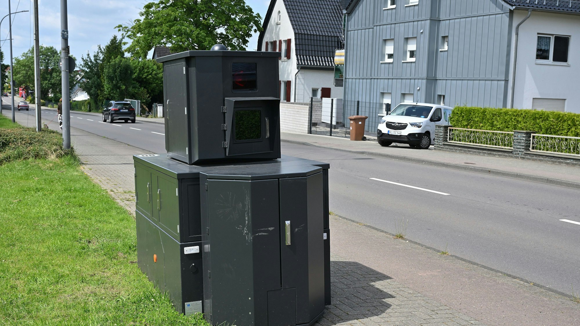 Das Foto zeigt den neuen Blitzer an der Landstraße bei Herkenrath