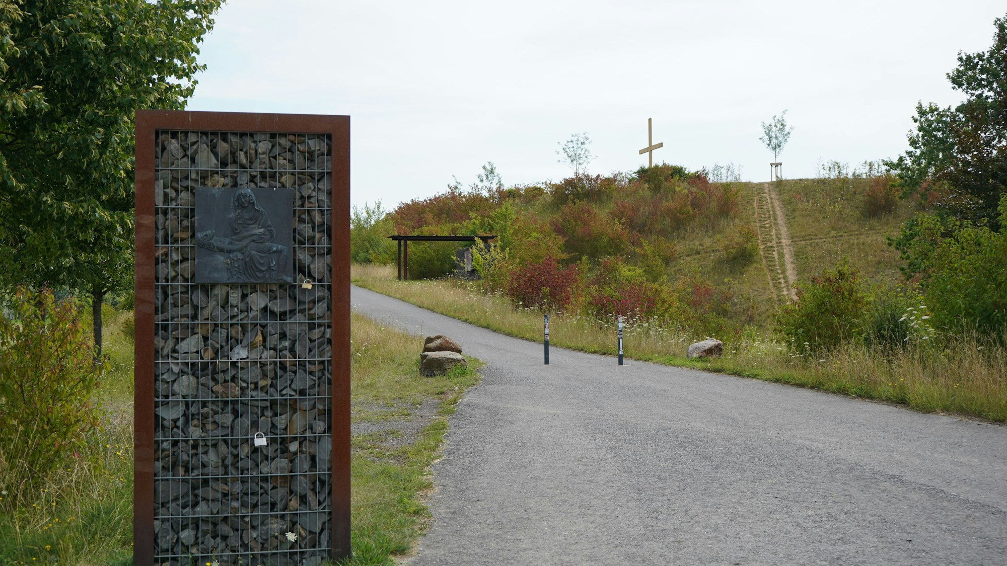 Das Foto zeigt den Papsthügel im Marienfeld.