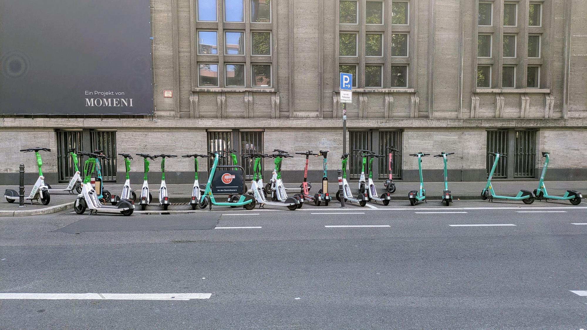 Auf der Straße An den Dominikanern sorgt die Shared-Mobility-Fläche seit Ende letzten Jahres für eine geregelte Abstell-Situation.