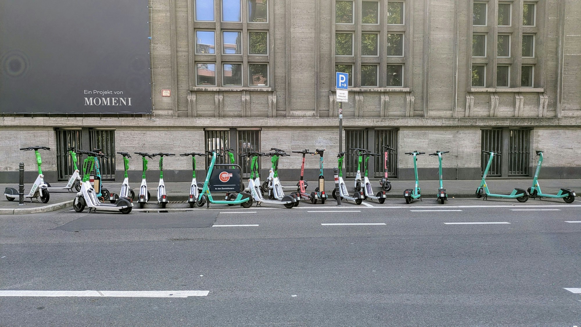 Auf der Straße An den Dominikanern sorgt die Shared-Mobility-Fläche seit Ende letzten Jahres für eine geregelte Abstell-Situation.