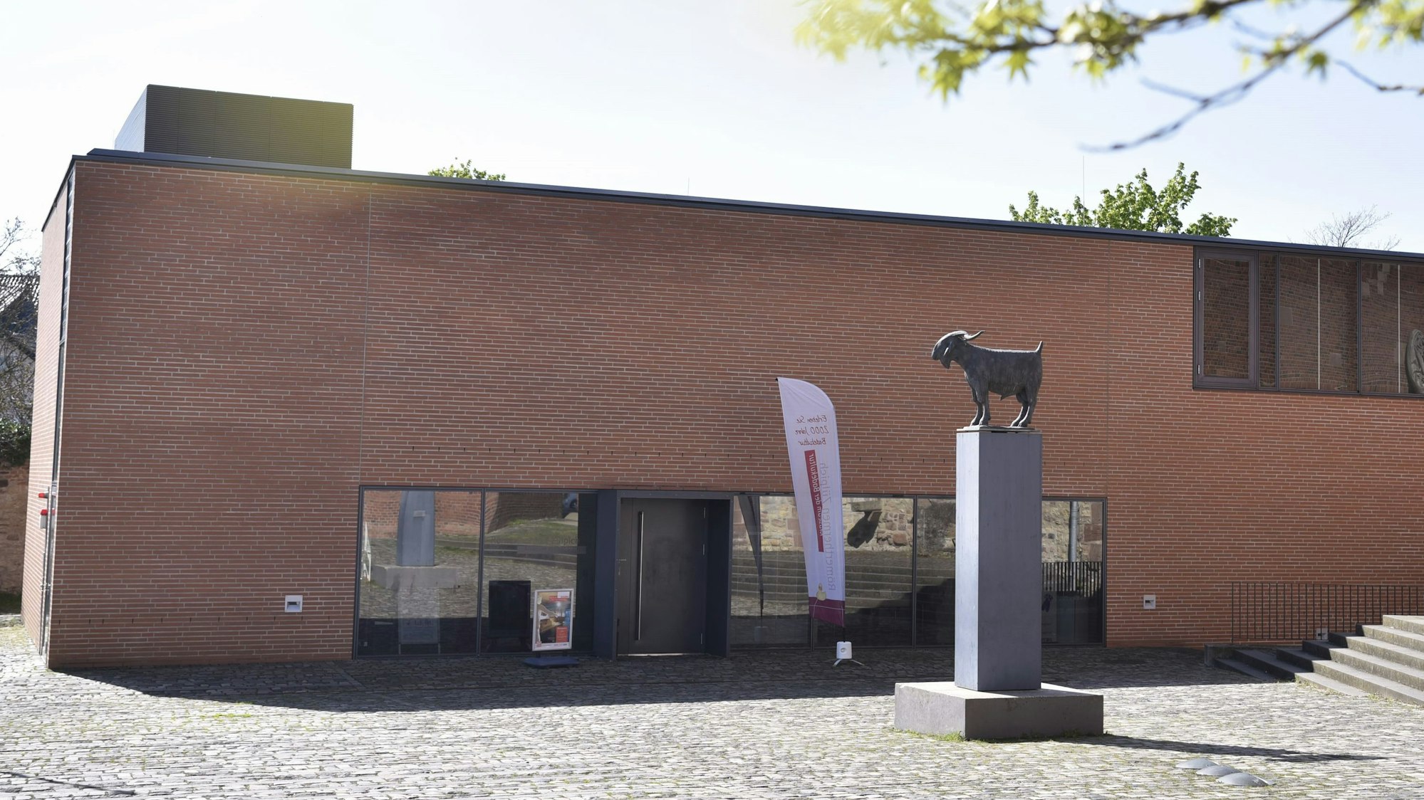 Ein Blick von außen auf die Römerthermen, das Museum für Badekultur in Zülpich.