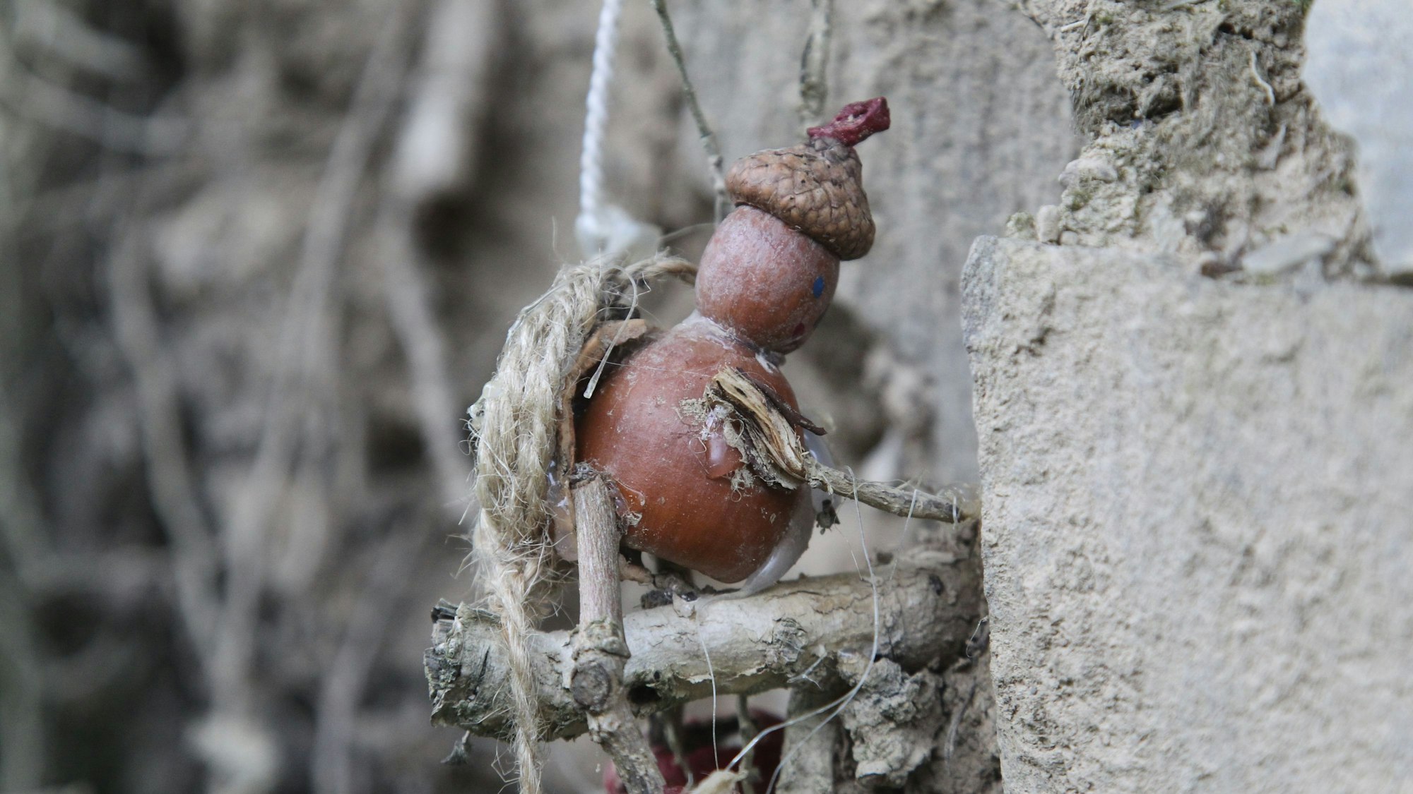 Ein Wichtel als Bergsteiger.