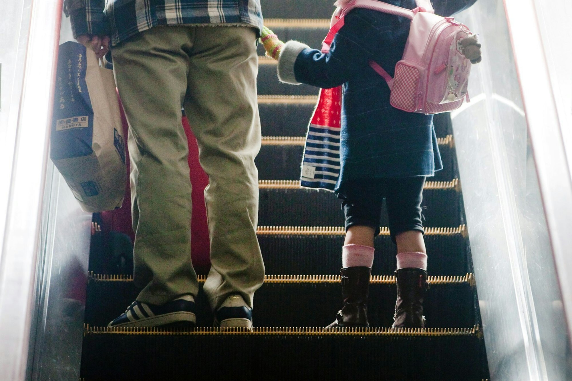 Rolltreppen sind für Kinder oft spannend, stellen sie aber auch vor Herausforderungen.