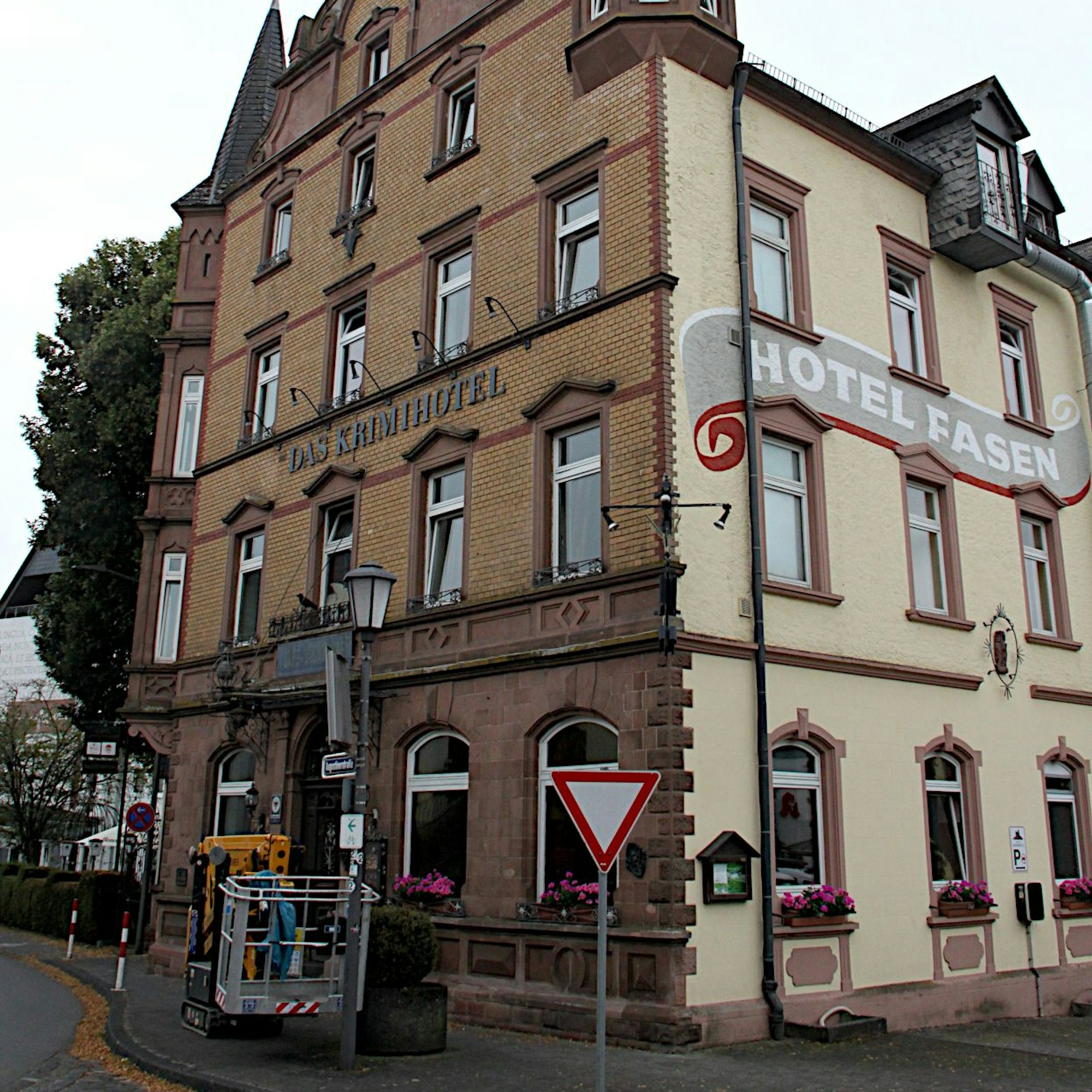 Außenansicht des mehrstöckigen Hotels im Ortskern von Hillesheim.