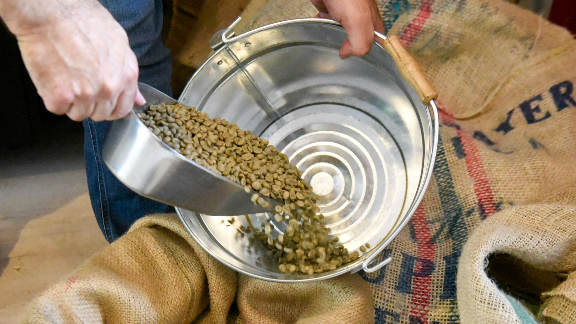 Zu sehen sind grüne ungeröstete Kaffeebohnen.