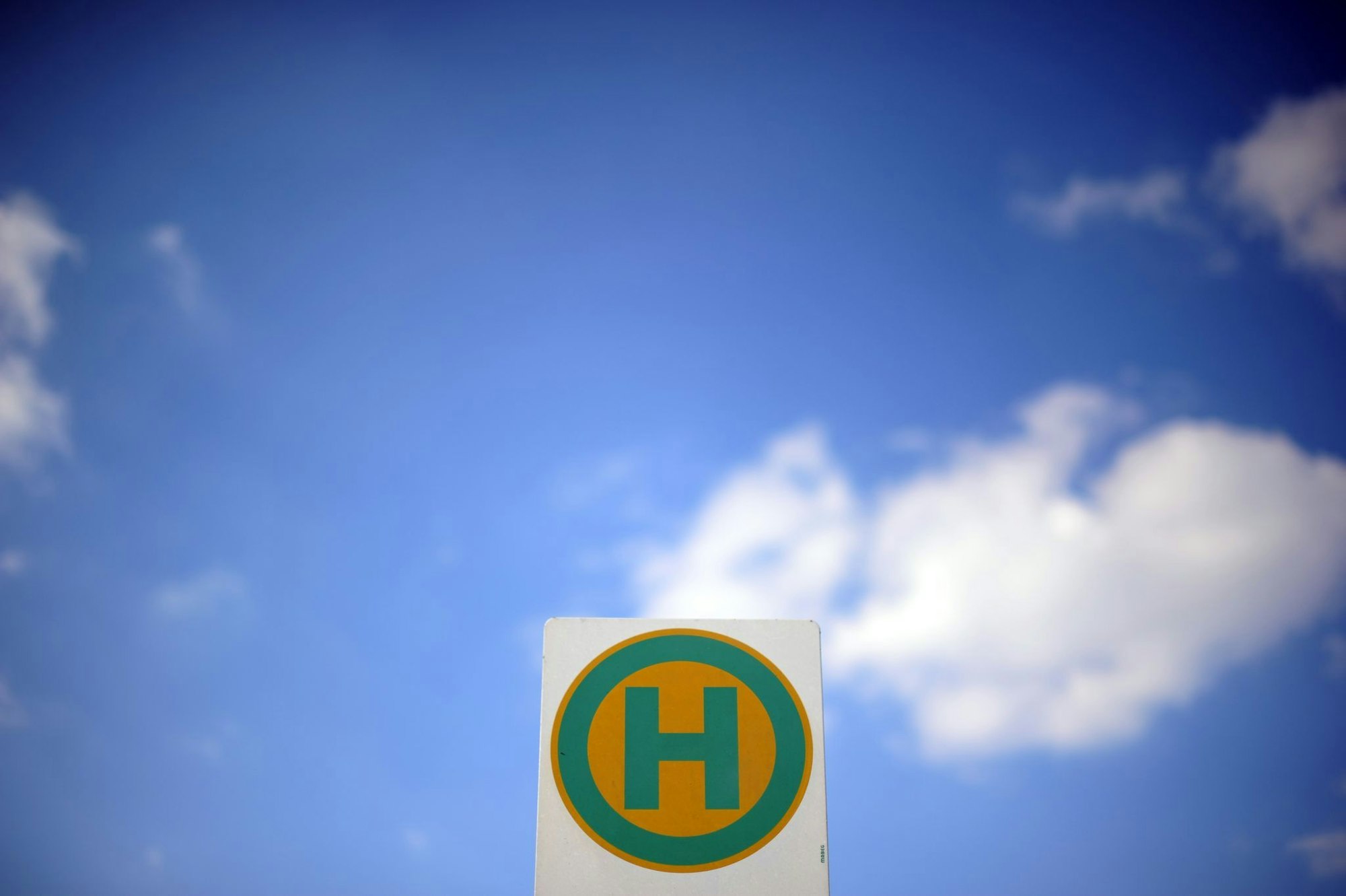 Einige NRW-Kommunen wollen mit 1-Euro-Tickets mehr Autofahrer zum Umstieg auf Busse bewegen. Das soll auch die Parkplatzsituation entspannen und der Umwelt nützen. (Archivbild)