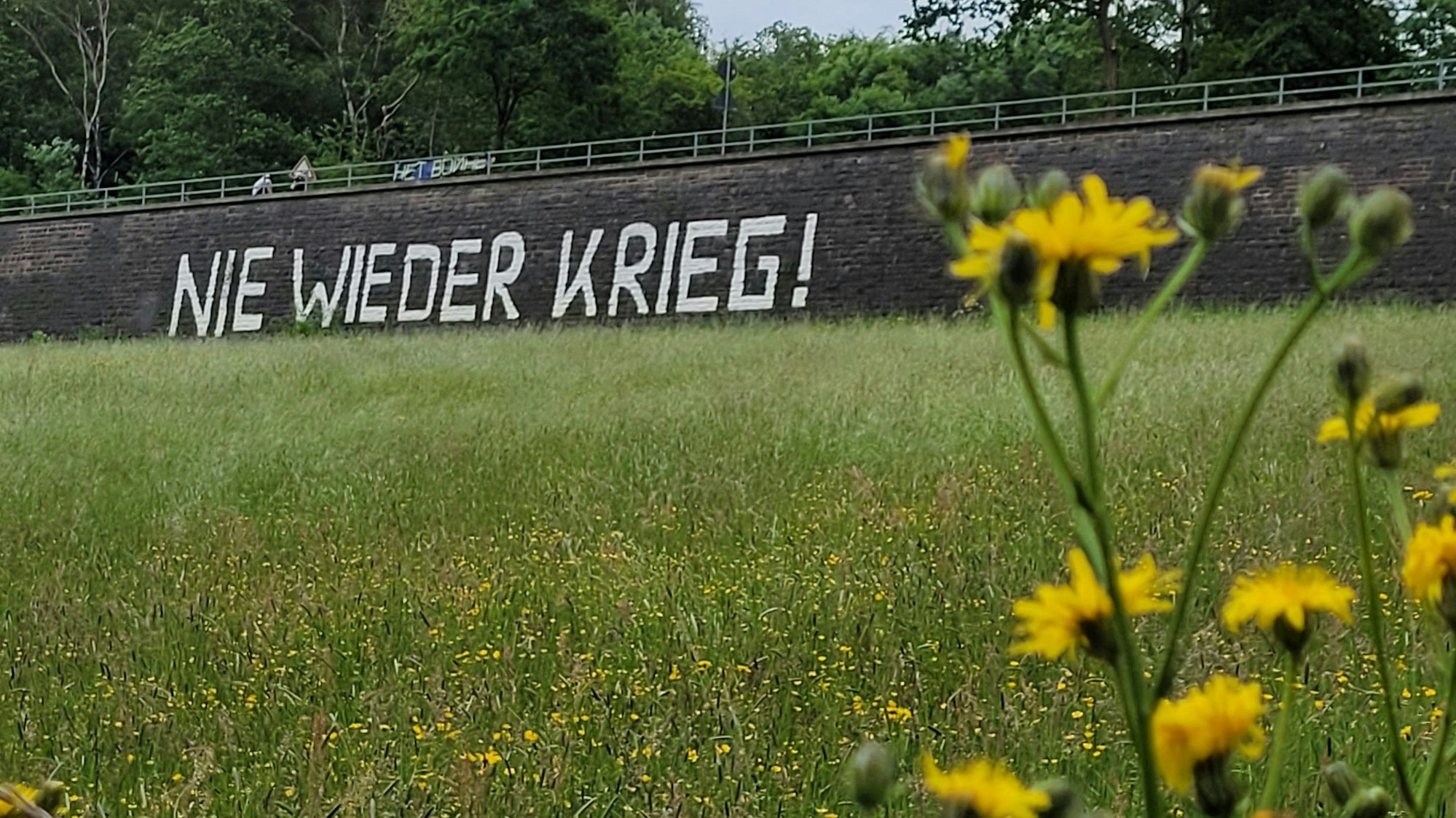 Seit 1982 trägt die sogenannte Friedensmauer in Waldbröl ihren Schriftzug „Nie wieder Krieg!“. Dieser wird von Kindern und Jugendlichen der städtischen Gesamtschule immer wieder aufgefrischt.