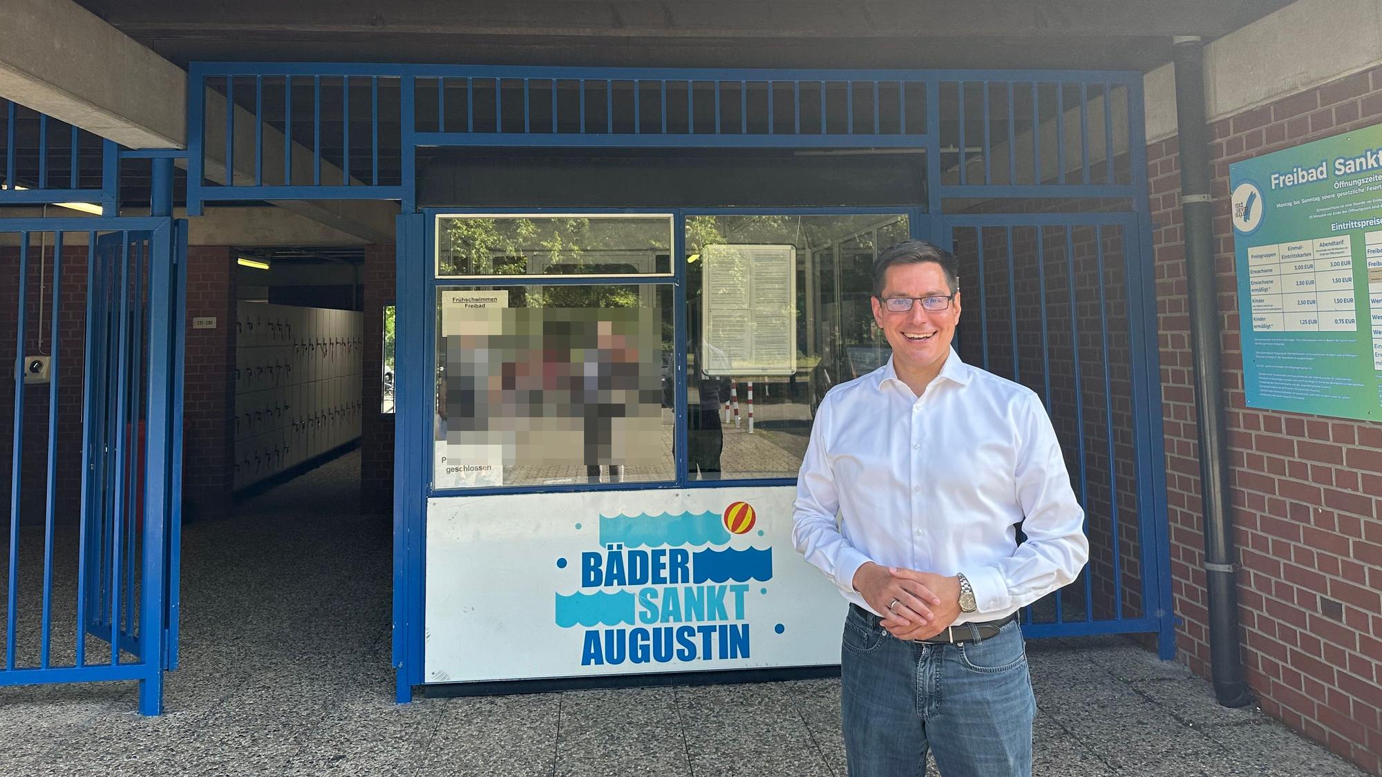 Bürgermeister Dr. Max Leitterstorf möchte das Freibad sanieren.