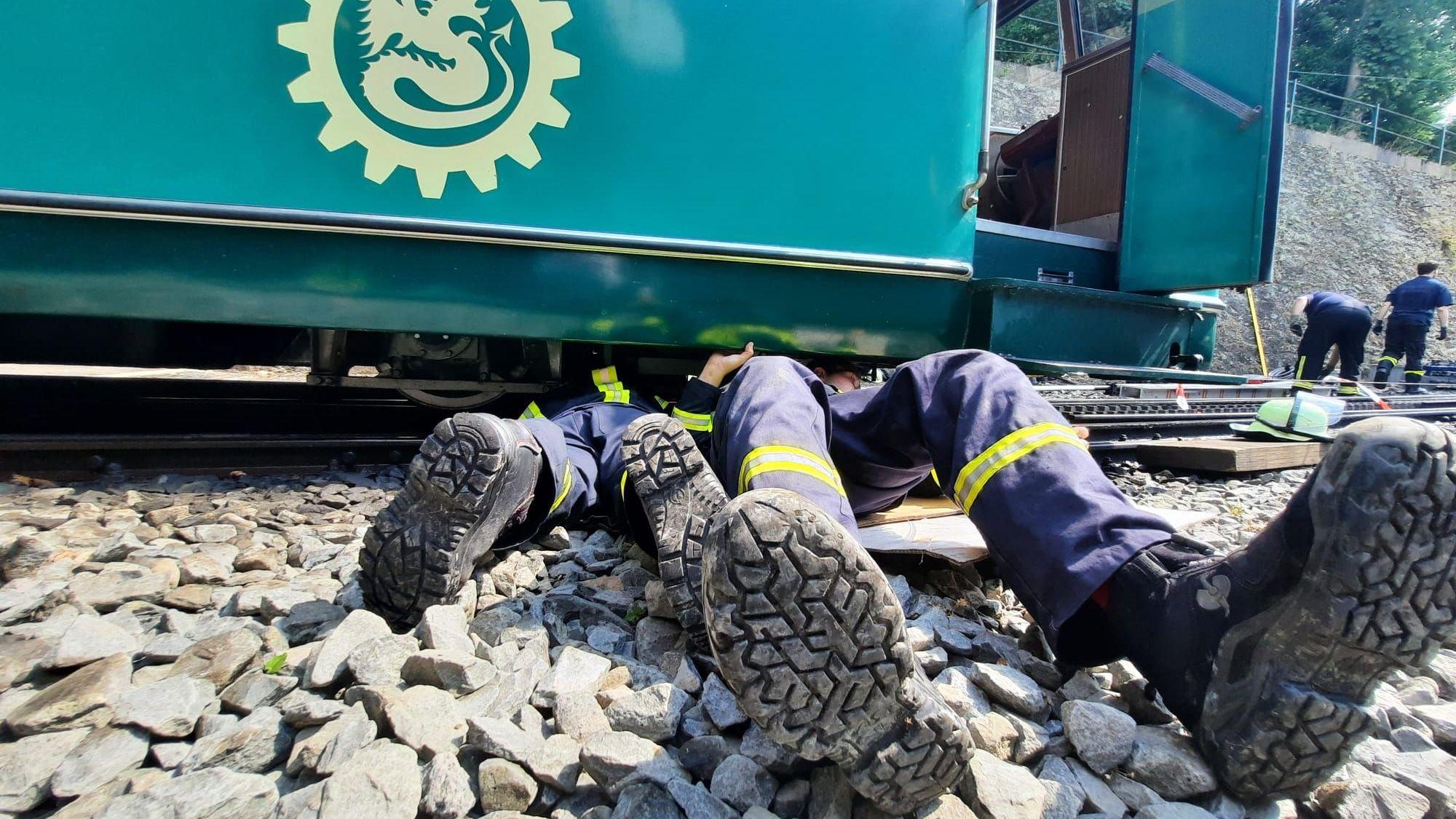 Triebwagen der Drachenfelsbahn entgleist
