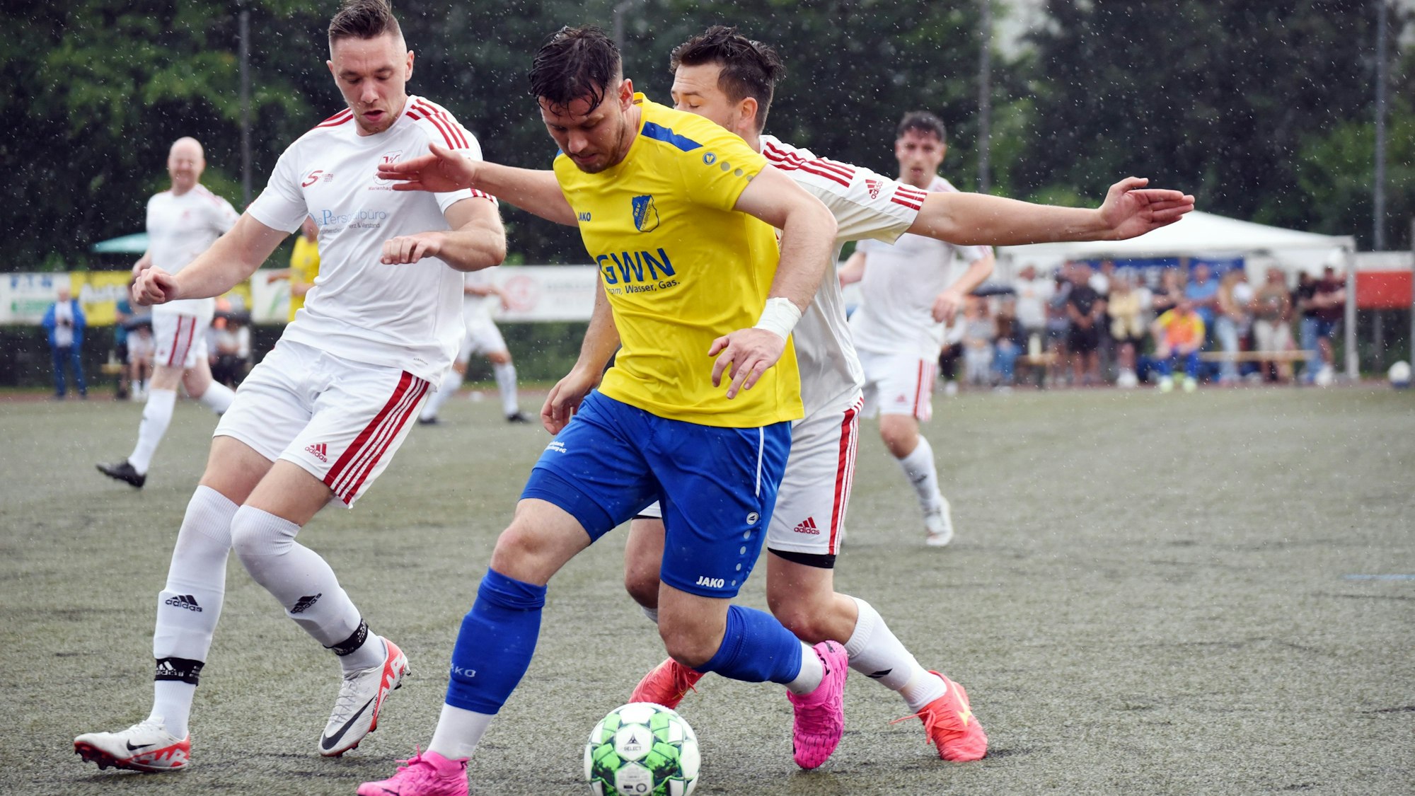 Eine Spielsitation auf dem Fußballplatz.