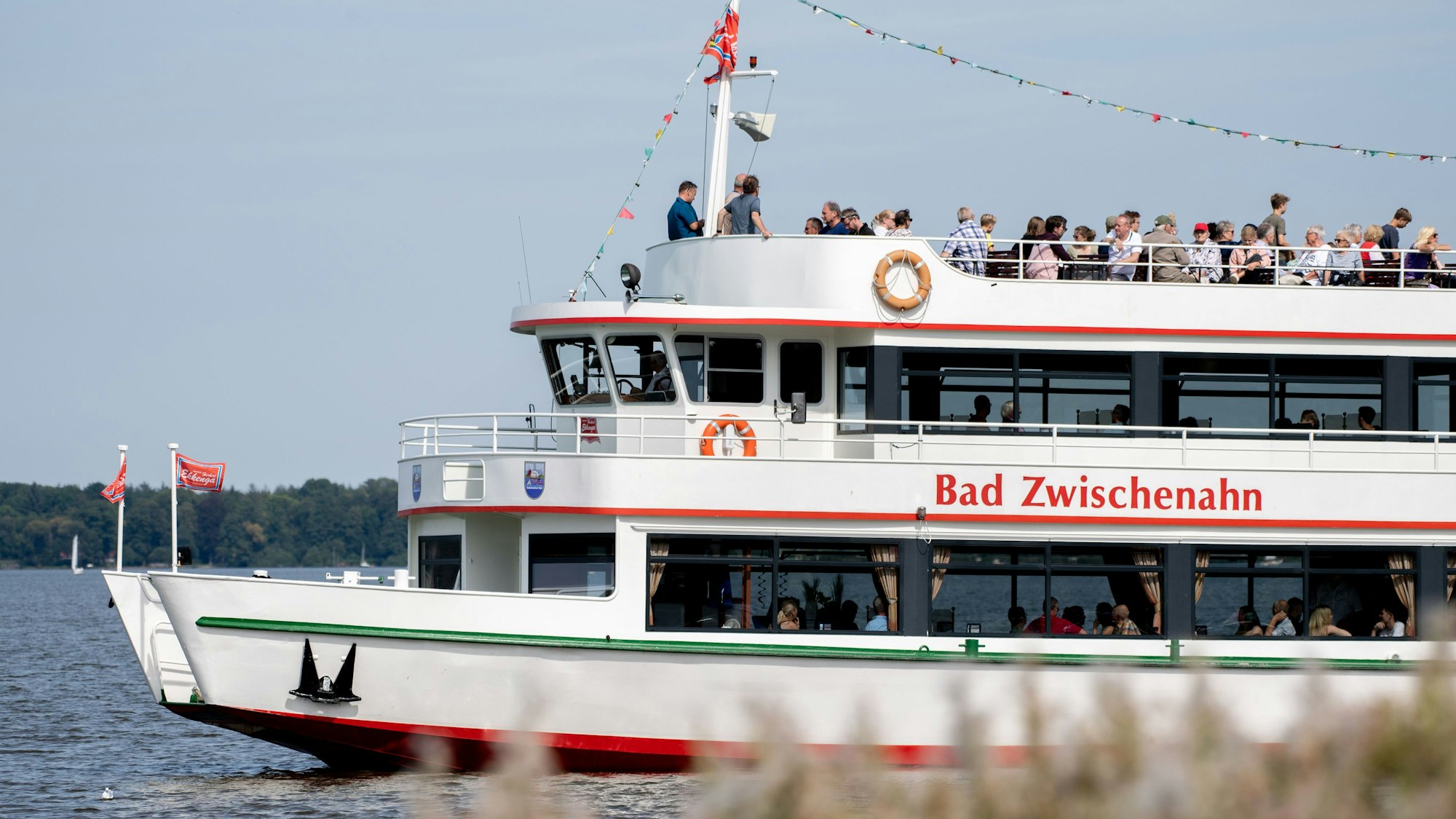 Ein Weltrekordversuch: Schwimmer ziehen ein vollbesetztes Schiff über 250 Meter als Spendenaktion für ein Rollstuhlkarussell. (Archivbild)