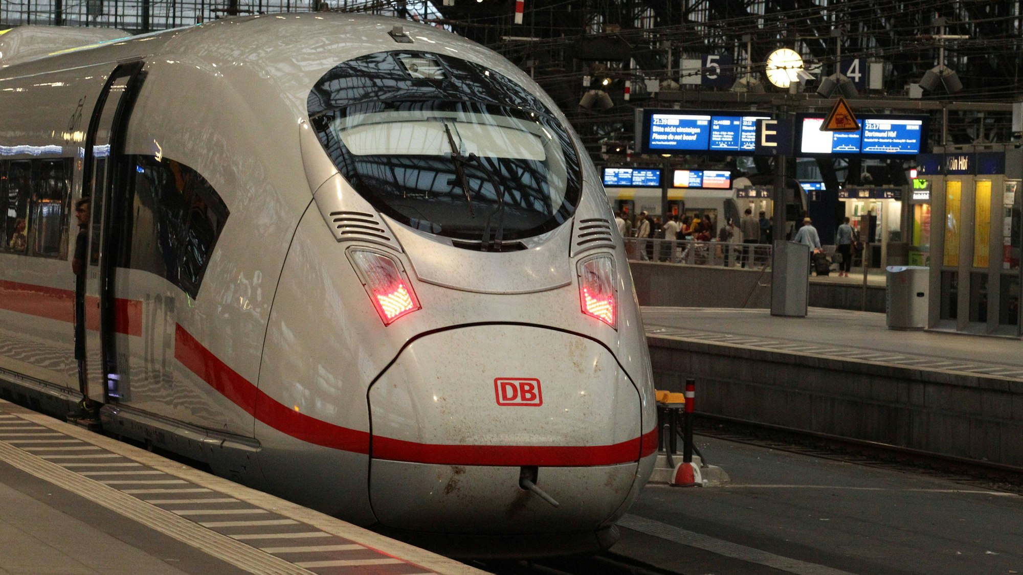 Die Vermisste wurde in einem ICE (Symbolfoto) gefunden. Ein 24-Jähriger wird in der Sache verhört.