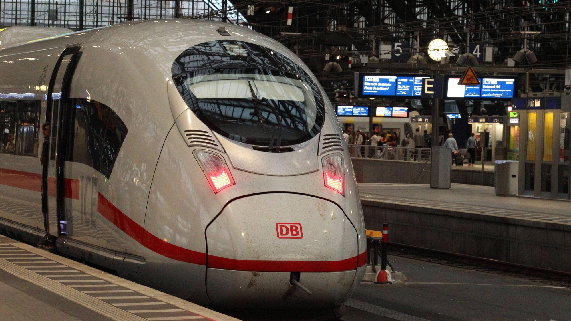 Ein Intercity-Express ICE der Deutschen Bahn steht im Hauptbahnhof Köln. (Symbolbild)