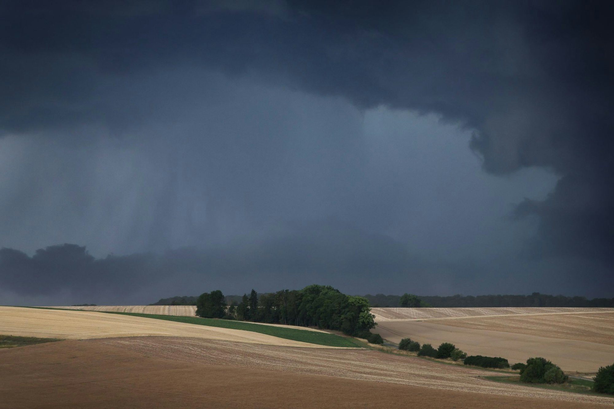 Gewitter und Regen werden vor allem im Süden und Osten Deutschlands erwartet. (Symbolbild)
