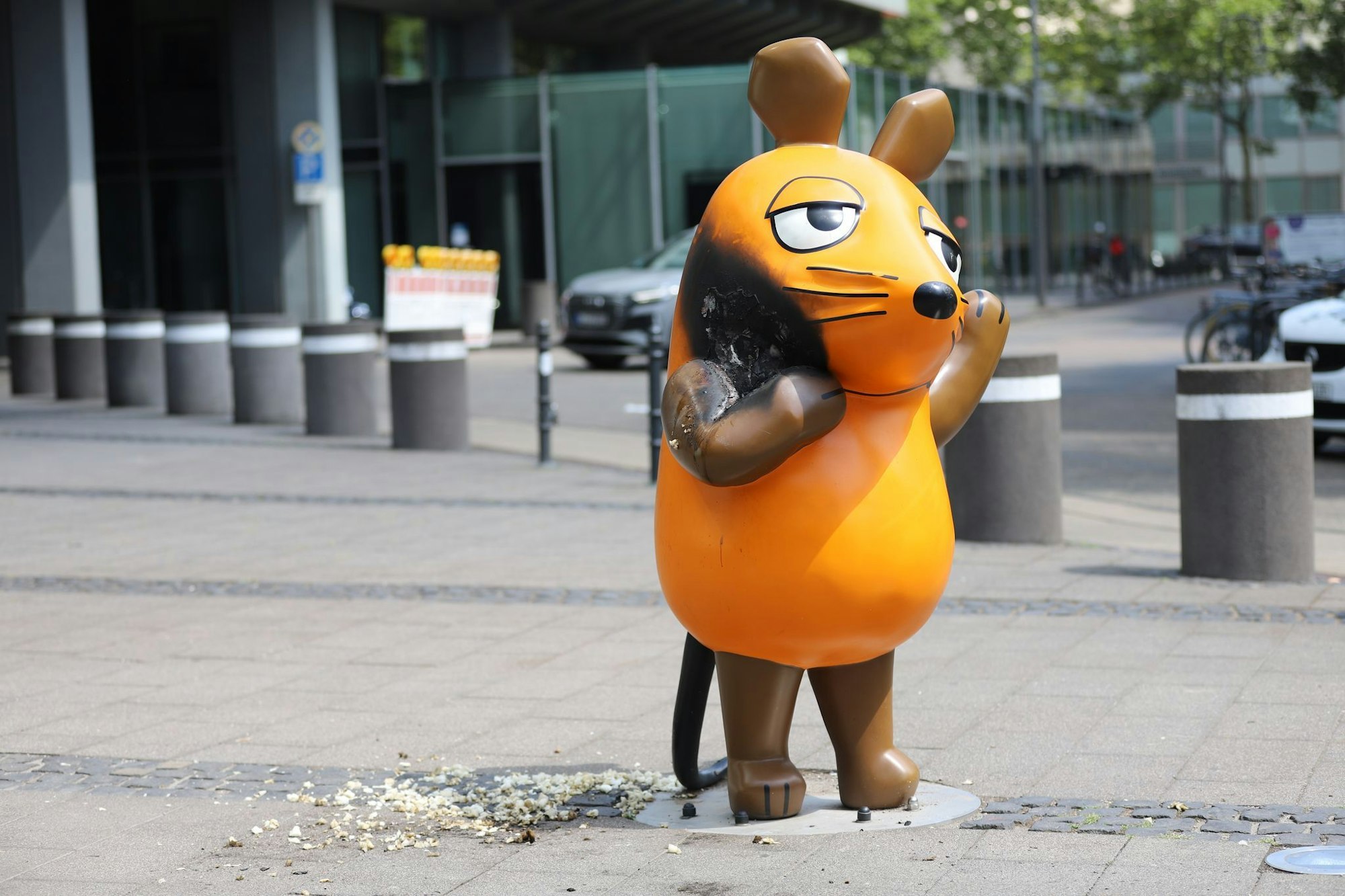 Die Maus trägt nun einen großen Brandfleck. Schlimmeres konnte die Feuerwehr in der Nacht verhindern.