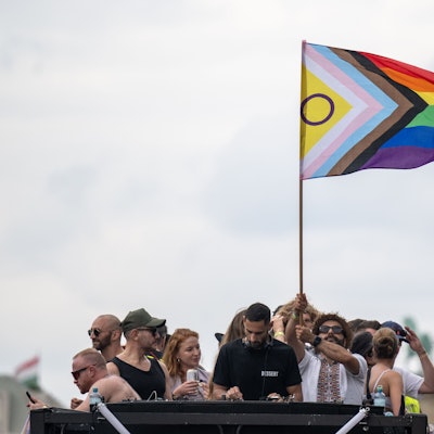 ARCHIV - 22.07.2023, Berlin: Menschen stehen mit einer Pride-Flagge aufeinem Truck. Der Christopher Street Day findet jedes Jahr in vielen Städten in aller Welt statt und soll an die Rechte von Lesben, Schwulen, Bisexuellen, Transgender, Intersexuellen und queeren Menschen erinnern. (zu dpa: «Tausende wollen bei CSD Zeichen für Vielfalt setzen») Foto: Hannes P Albert/dpa +++ dpa-Bildfunk +++