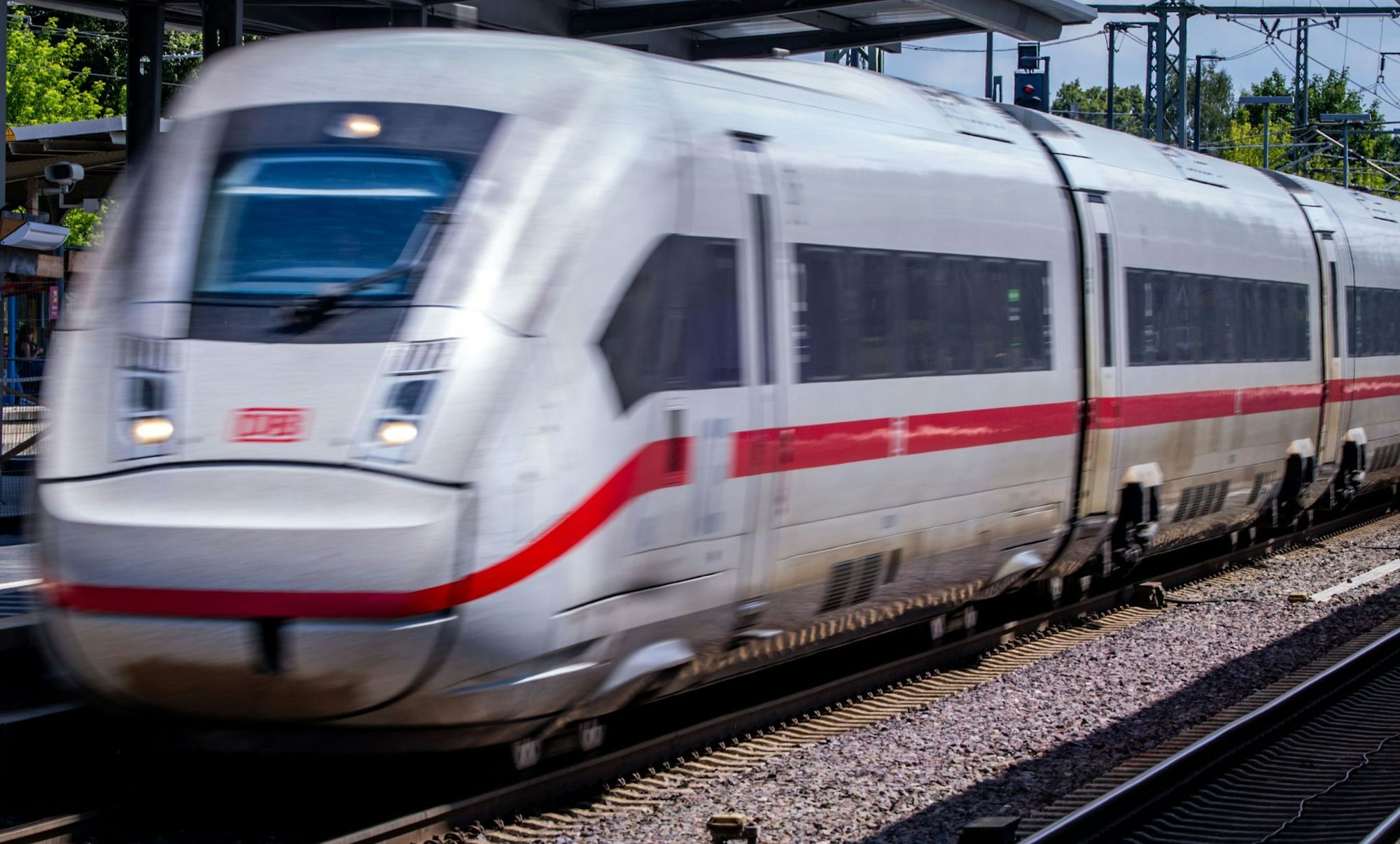 Technisches Problem: Rund 400 ICE-Passagiere müssen stundenlang in Tunnel ausharren. (Symbolbild)