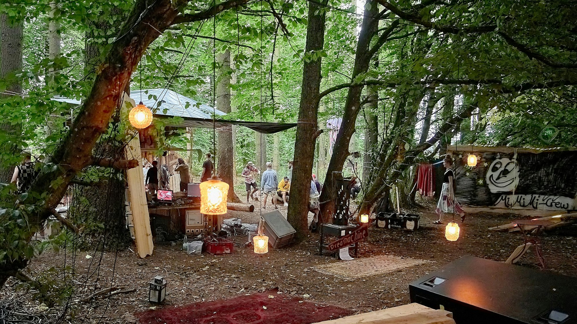 Im Wald ist einer der vielen versteckten Ruhezonen, die mit Lampions verschönert ist.