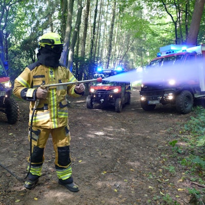 So ausgerüstet gehen Feuerwehrleute bei den Löscharbeiten im Wald vor.