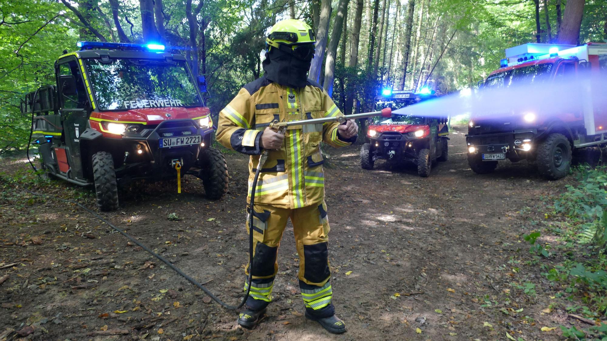 So ausgerüstet gehen Feuerwehrleute bei den Löscharbeiten im Wald vor.