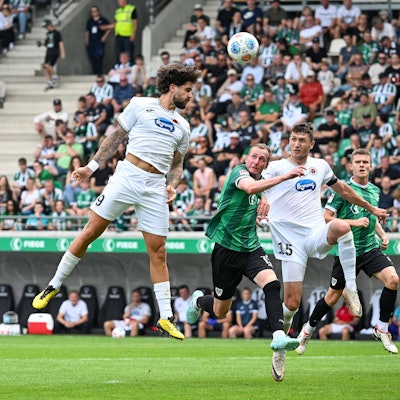 26.07.2025, Fussball: Freundschaftsspiel, SC Preussen Muenster - Viktoria Koeln, Saison 2025/2026, LVM-Preussenstadion in Muenster. Lex Tyger Lobinger Viktoria Koeln, 09 erzielt das Tor zum 1:1 Ausgleich per Kopf. Foto: Kirchner-Media/Thomas Haesler *** 26 07 2025, Football friendly match, SC Preussen Muenster Viktoria Koeln, season 2025 2026, LVM Preussenstadion in Muenster Lex Tyger Lobinger Viktoria Koeln, 09 scores the goal to equalize 1 1 by head Photo Kirchner Media Thomas Haesler Copyright: xKirchner-Media/ThomasxHaeslerx