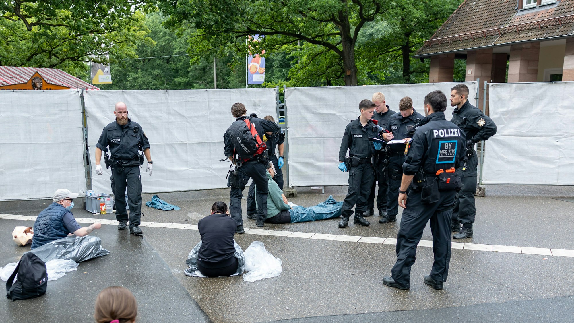 Polizisten lösen eine Protestaktion von Aktivisten gegen die geplante Tötung von Pavianen vor dem Nürnberger Tiergarten auf.