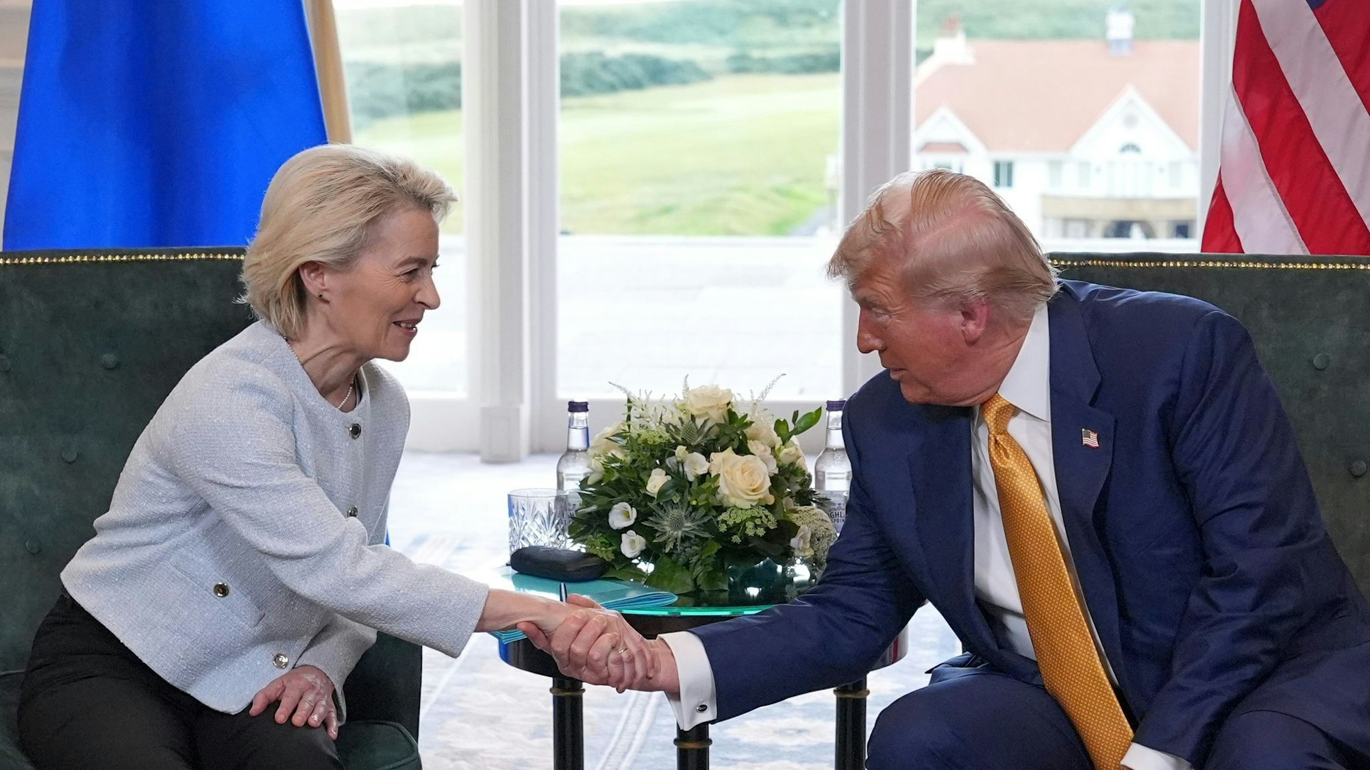 US-Präsident Donald Trump (r.) und EU-Kommisionspräsidentin Ursula von der Leyen (l.) geben sich die Hand.