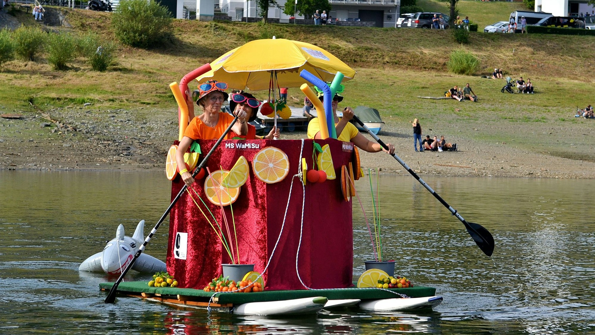 Bei der Crazy-Boats-Parade schwamm ein Team in einem übergroßen Sangria-Eimer über den See.