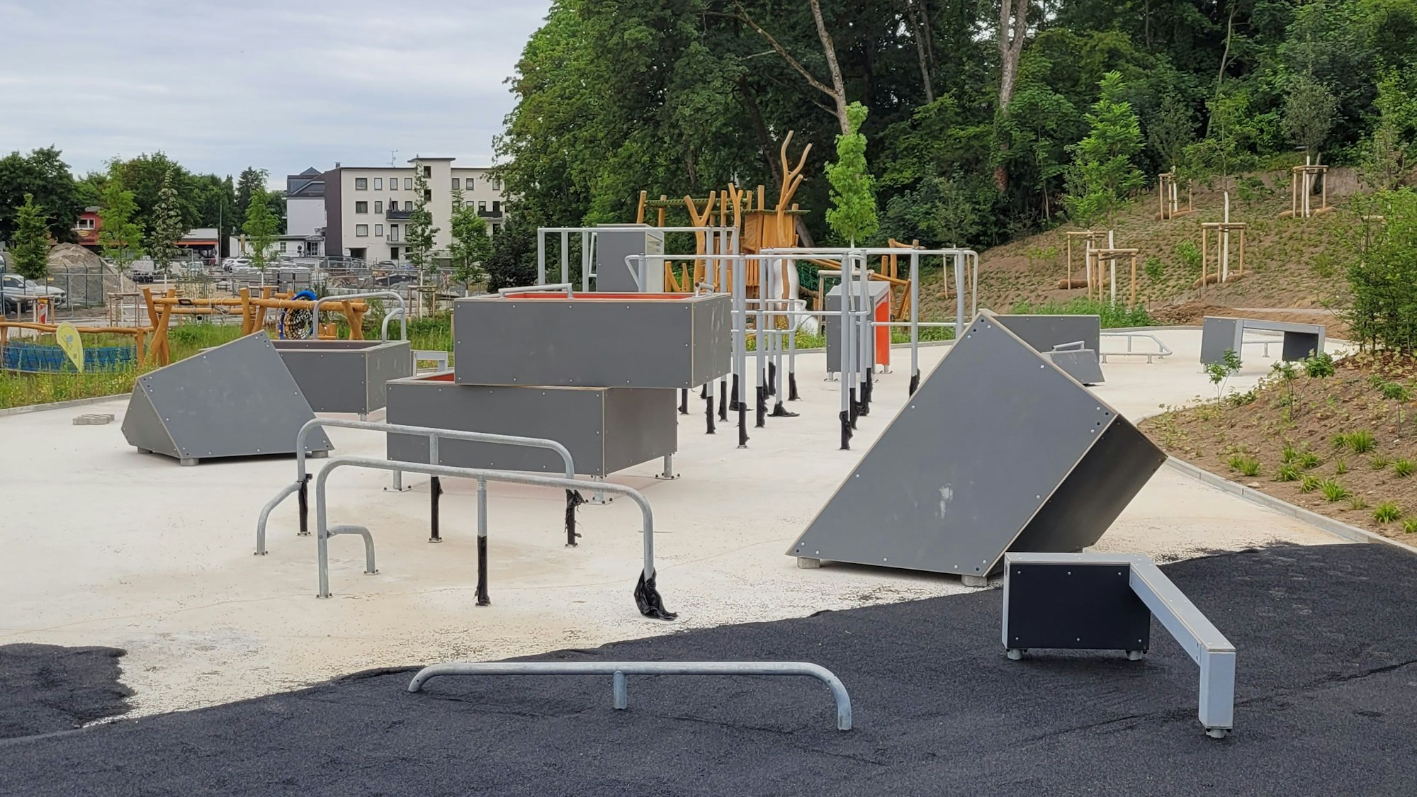 Die Parkour-Anlage (vorne) und der Spielplatz am Waldbrölbach auf dem früheren Merkur-Gelände mitten in Waldbröl werden mit einem Fest eingeweiht.