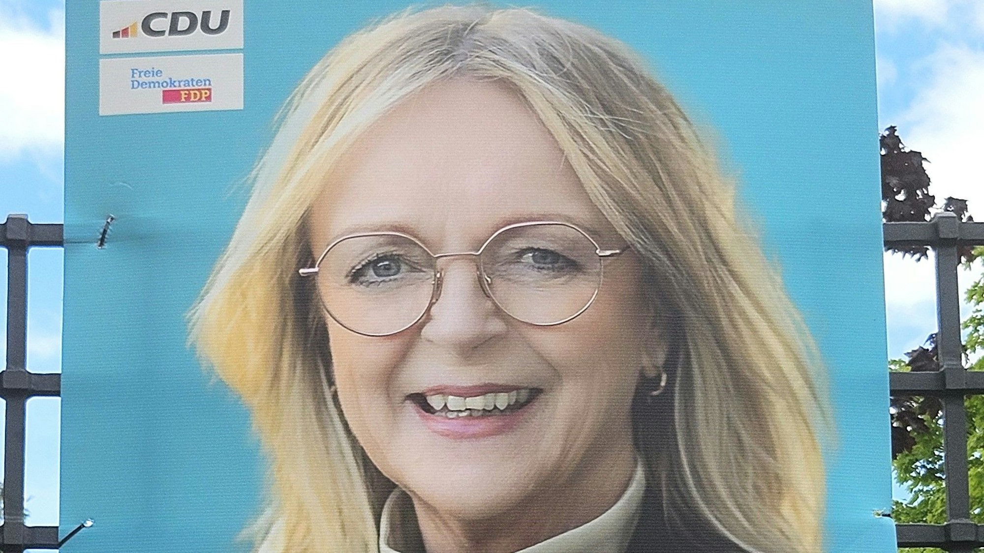 Wahlplakat mit einem Porträt von Sabine Preiser-Marian, die Landrätin werden möchte.