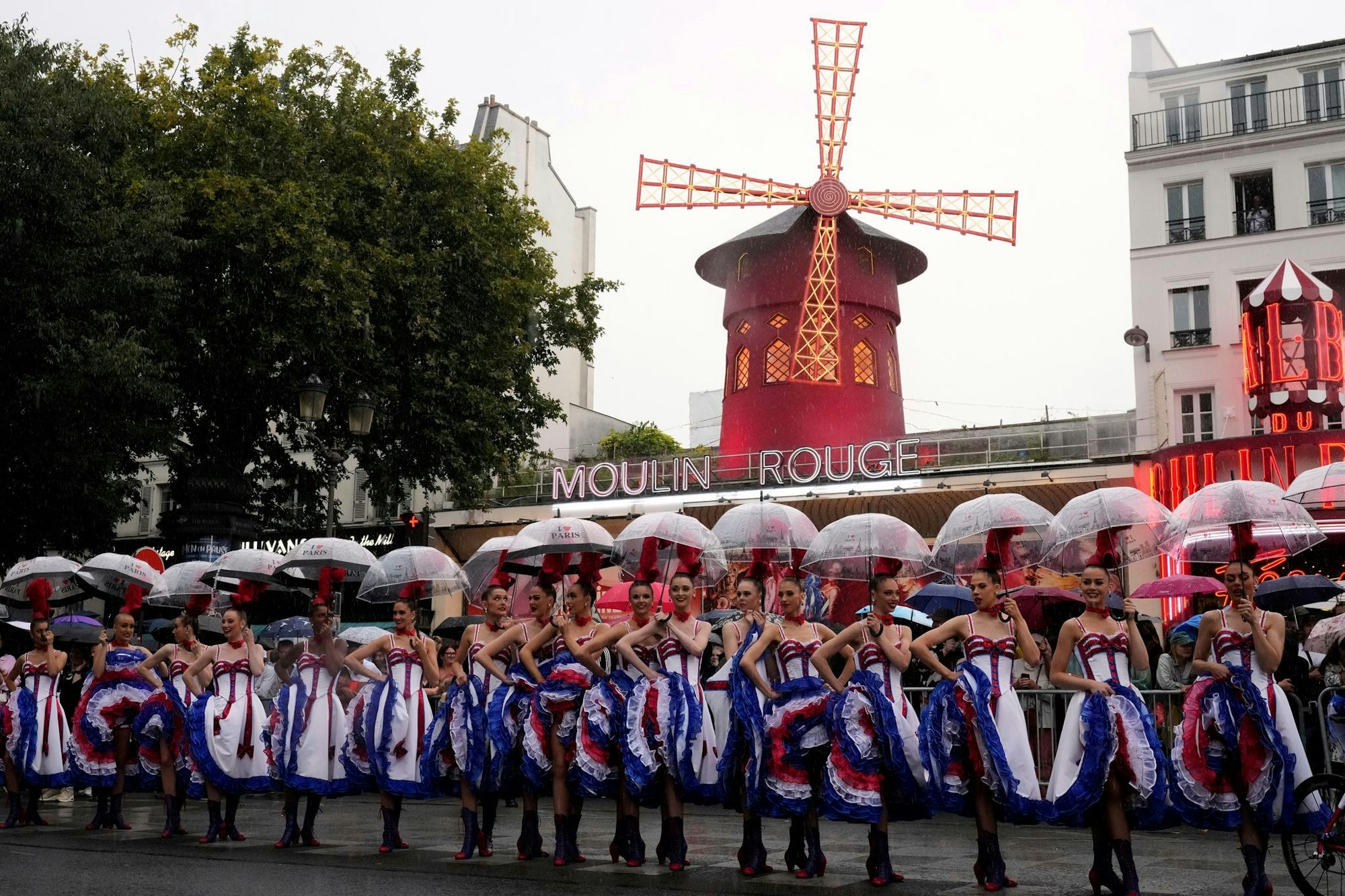 Moulin-Rouge-Tänzerinnen bei der Tour de France.