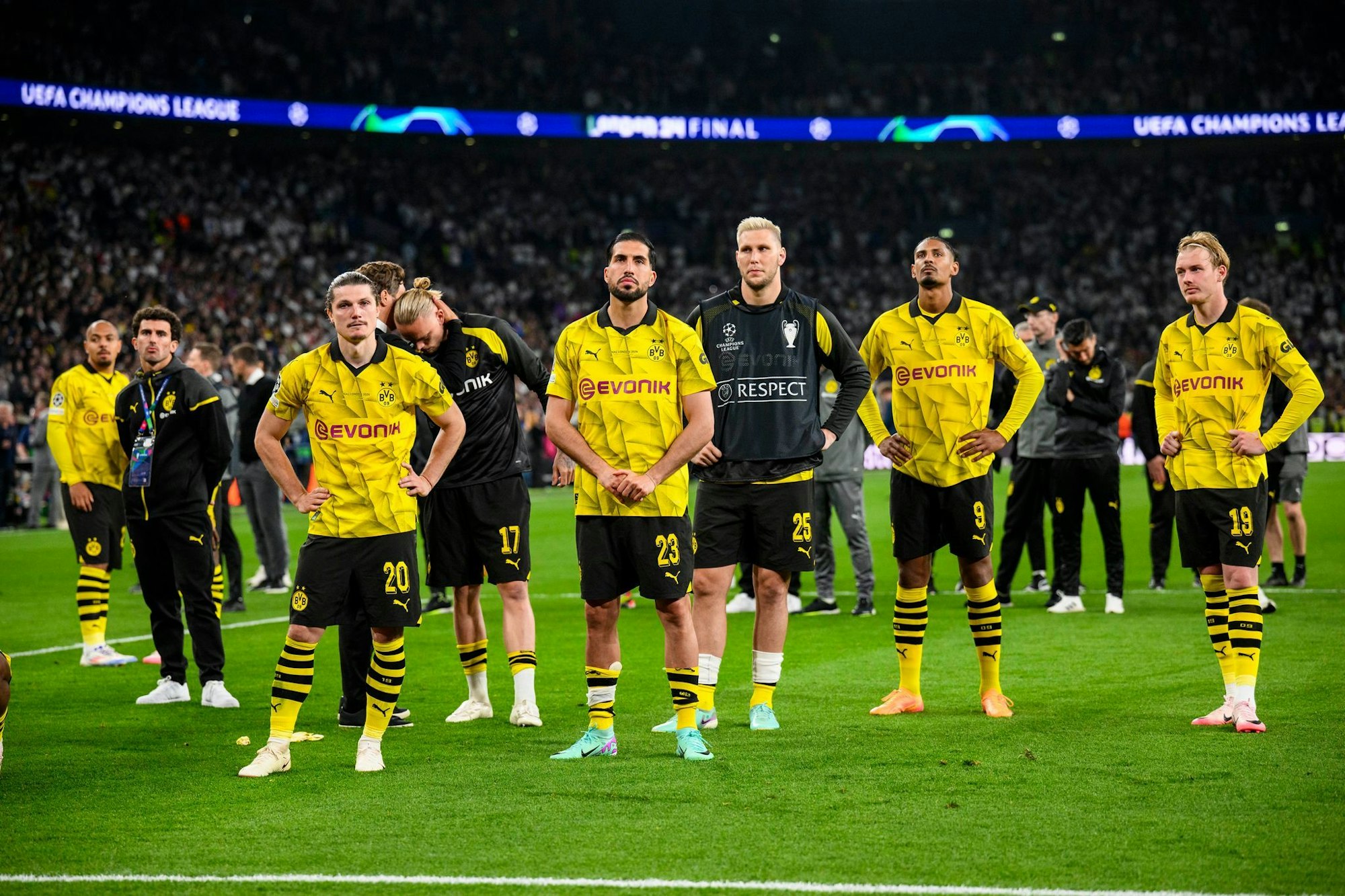 Emre Can (Mitte), Niklas Süle (recht daneben) und Julian Brandt (r) gehen in ihr letztes Vertragsjahr beim BVB