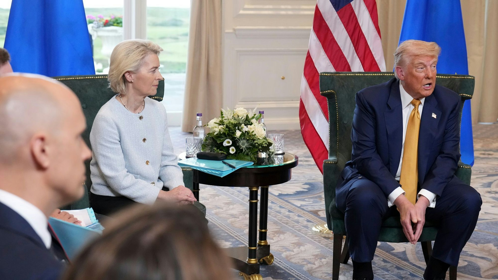 Donald Trump und Ursula von der Leyen sitzen nebeneinander bei einer Gesprächsrunde.