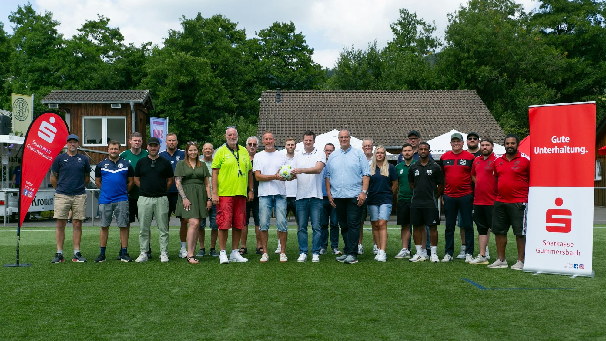 Gruppenfoto auf einem Fußballplatz.