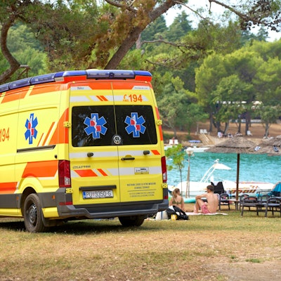 Ein kroatischer Krankenwagen am Strand bei einem medizinischen Notfall am beliebten Touristengebiet an der Adriaküste. (Symbolbild)