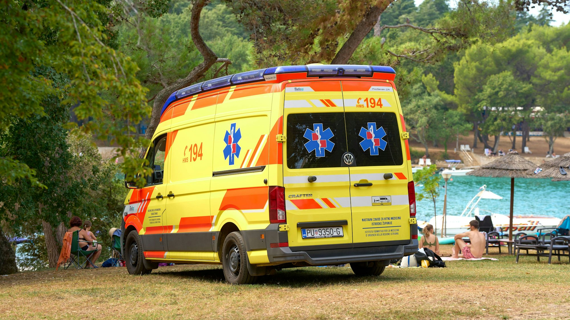 Ein kroatischer Krankenwagen am Strand bei einem medizinischen Notfall am beliebten Touristengebiet an der Adriaküste. (Symbolbild)