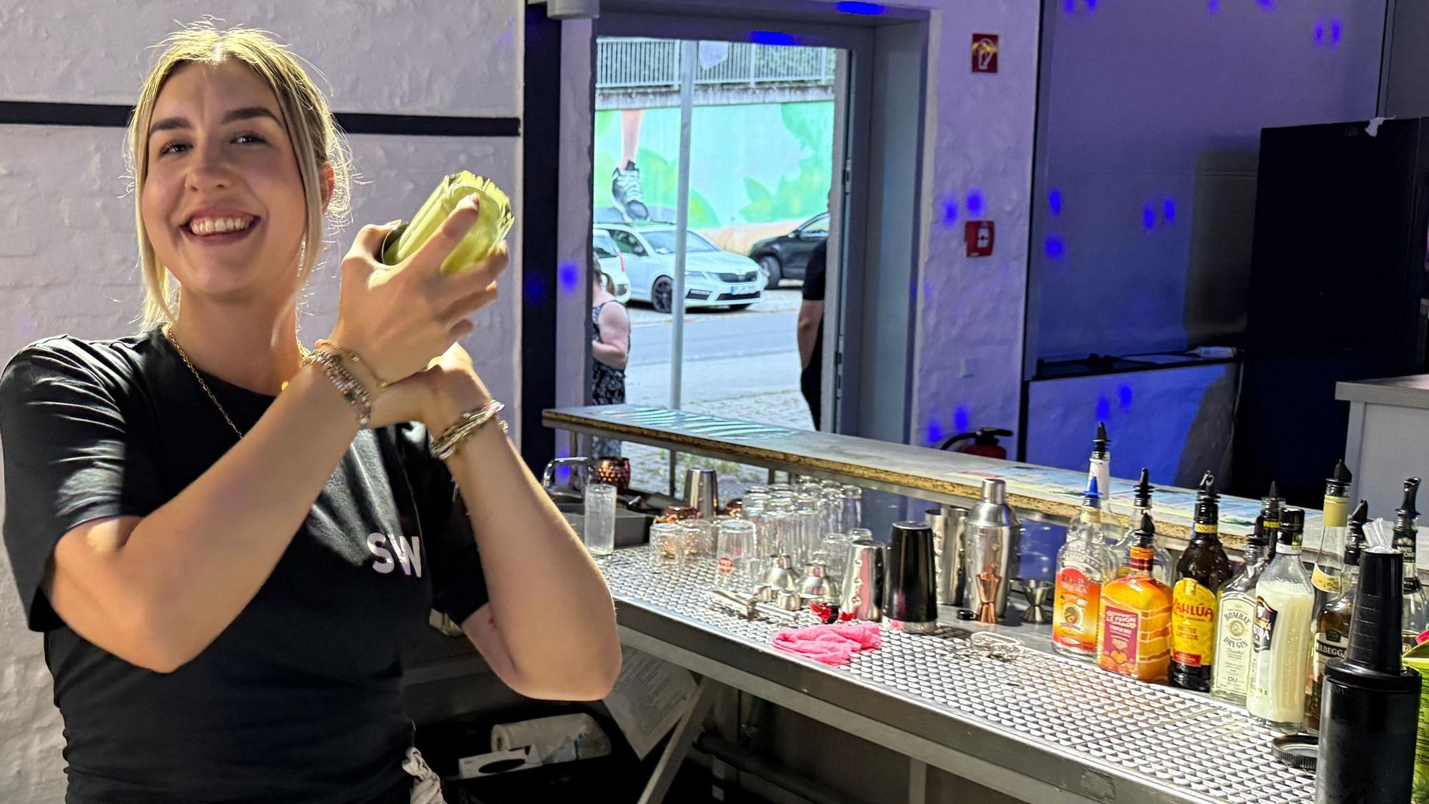 In der Wipperfürths Alter Drahtzieherei stieg am vergangenen Wochen „Oberbergs größte Cocktailparty“. Am Shaker: Eventmanagerin Sophie Weiß, sie bekam erst am Samstagabend alle Hände voll zu tun.