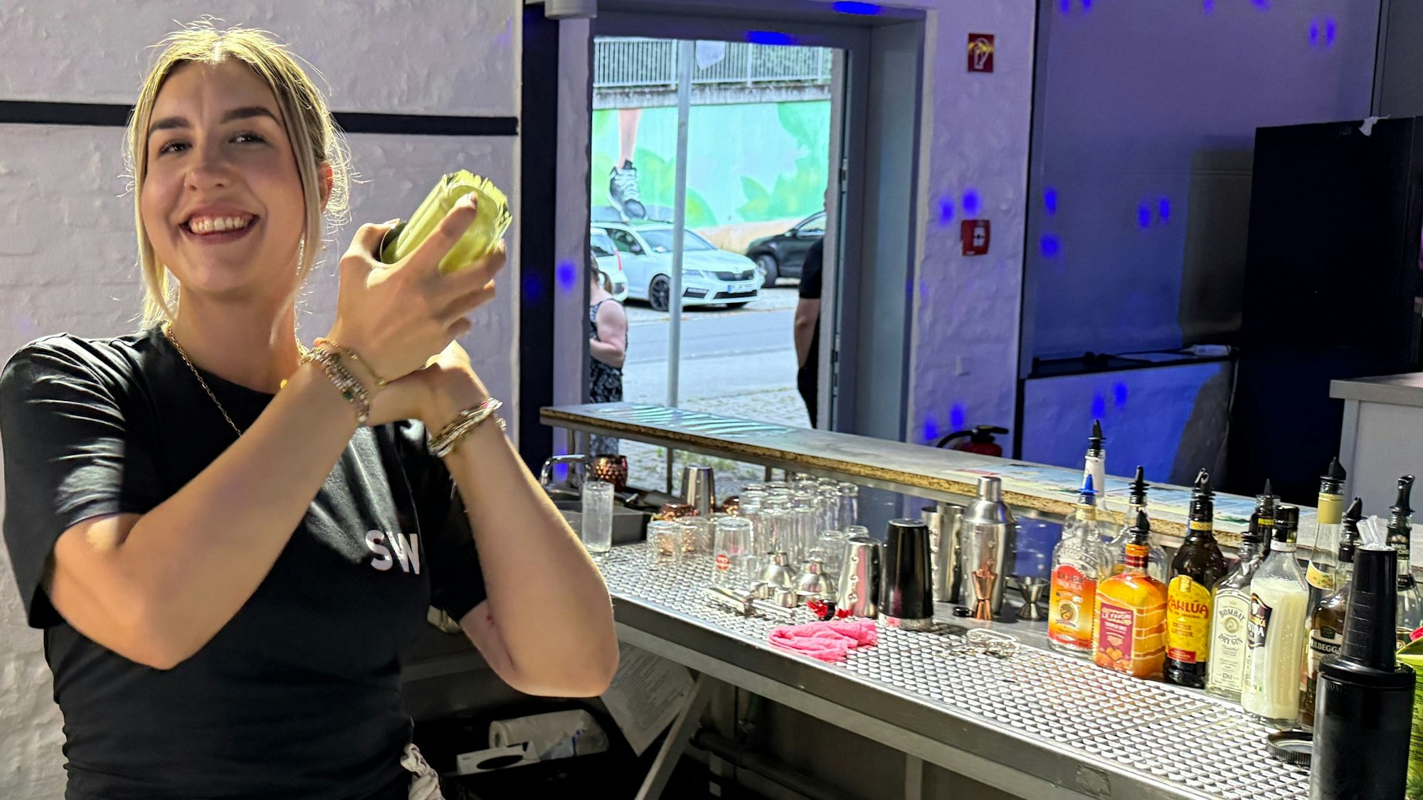 In der Wipperfürths Alter Drahtzieherei stieg am vergangenen Wochen „Oberbergs größte Cocktailparty“. Am Shaker: Eventmanagerin Sophie Weiß, sie bekam erst am Samstagabend alle Hände voll zu tun.