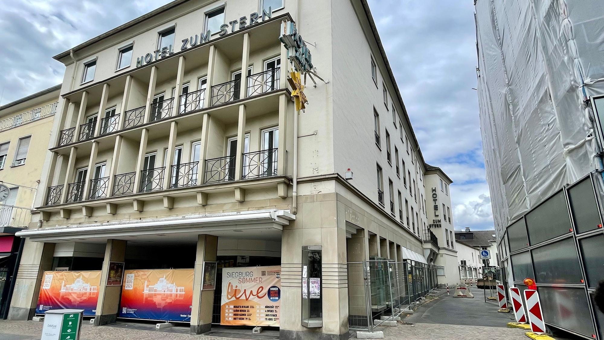 Das seit rund fünf Jahren leerstehende Hotel zum Stern mit der im Dezember 2024 geschlossenen Landgraf-Filiale: Ein Verkauf der Immobilie steht offenbar bevor.