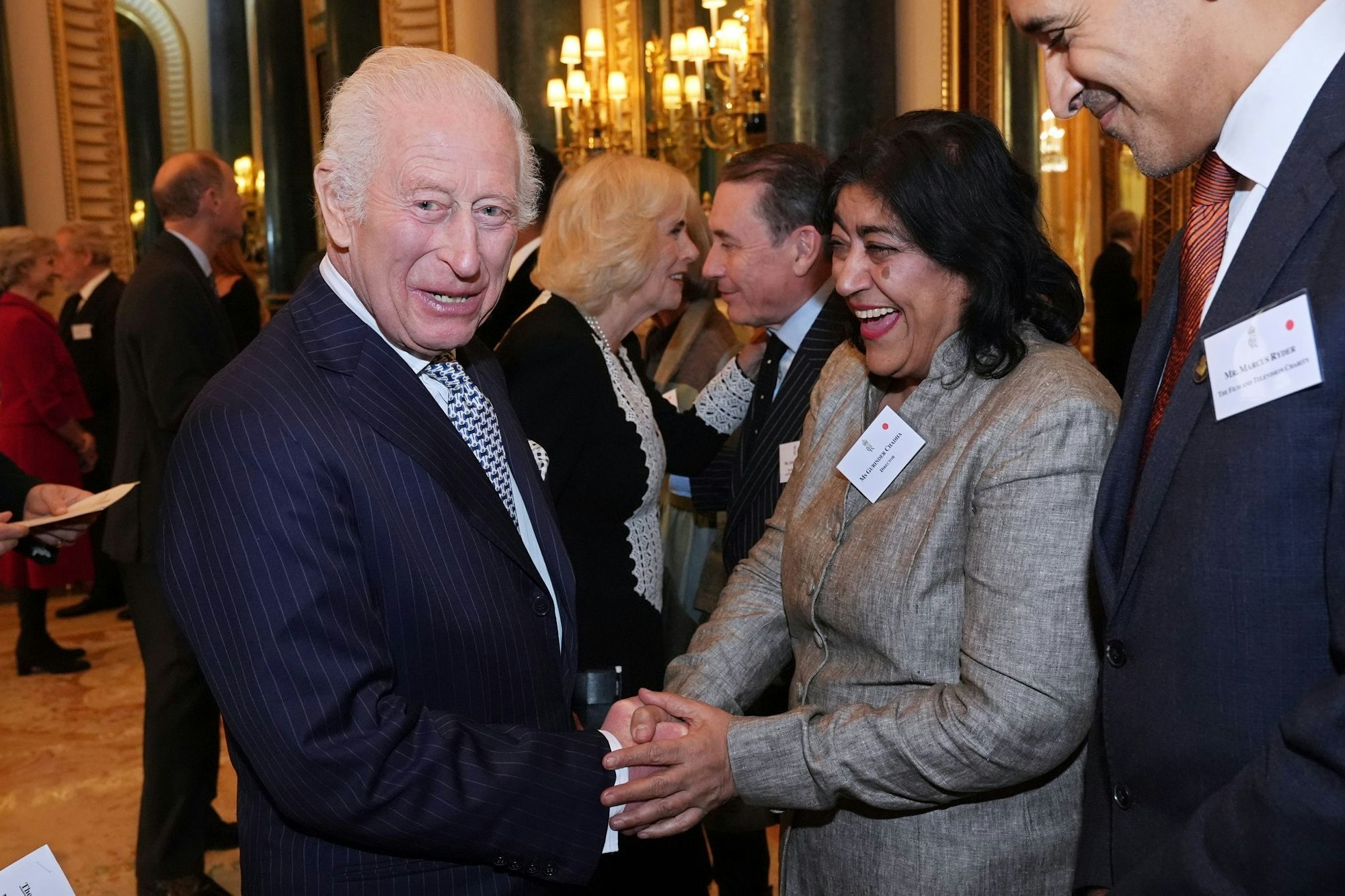 Gurinder Chadha mit König Charles III. im November 2024 bei einem Empfang.